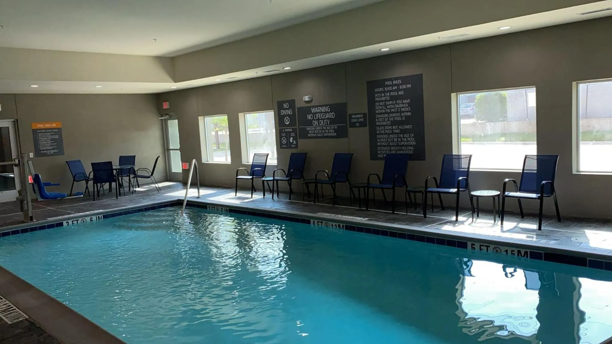 Swimming pool in La Quinta Inn & Suites by Wyndham Austin South
