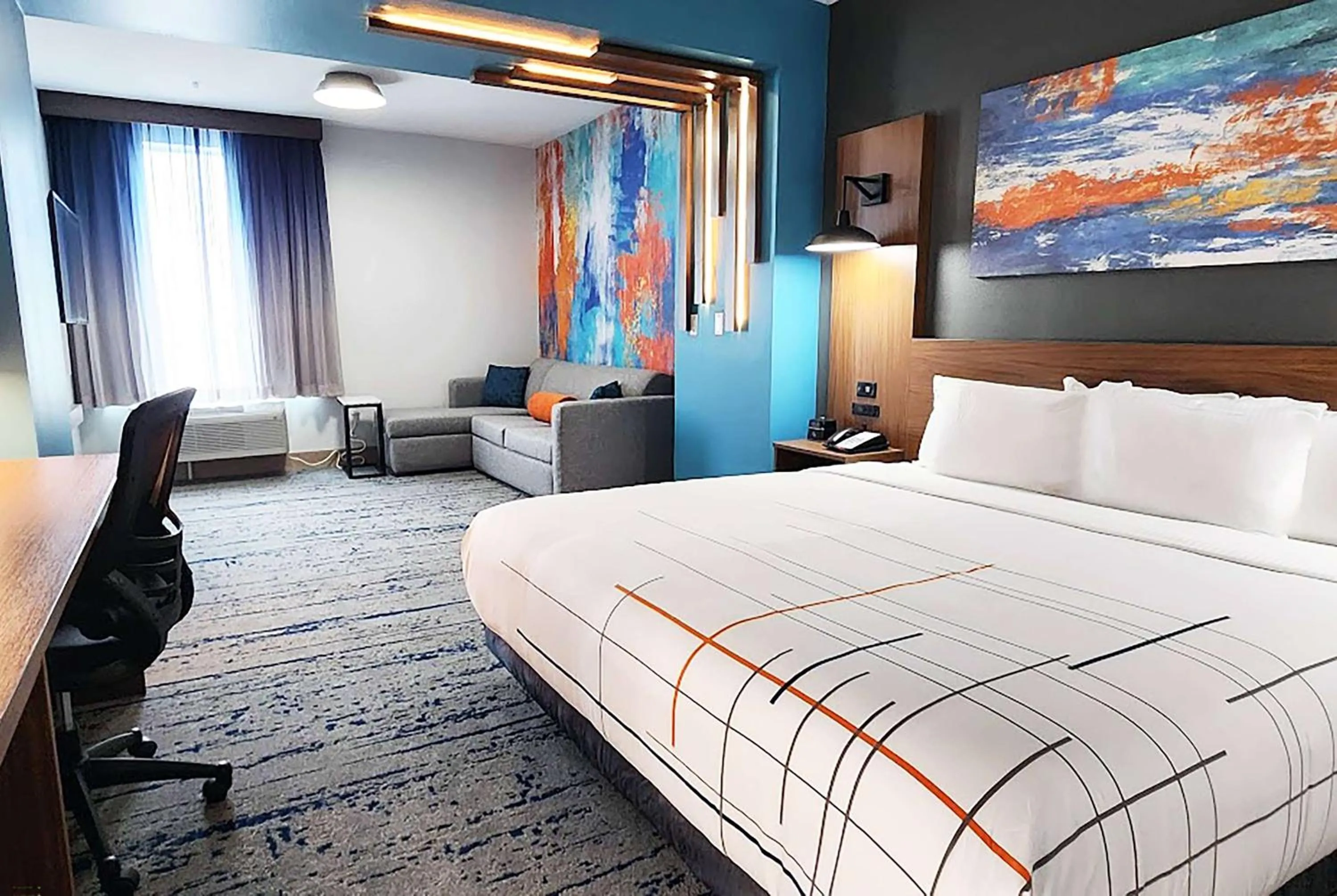 Photo of the whole room, Bed in La Quinta Inn & Suites by Wyndham Austin South