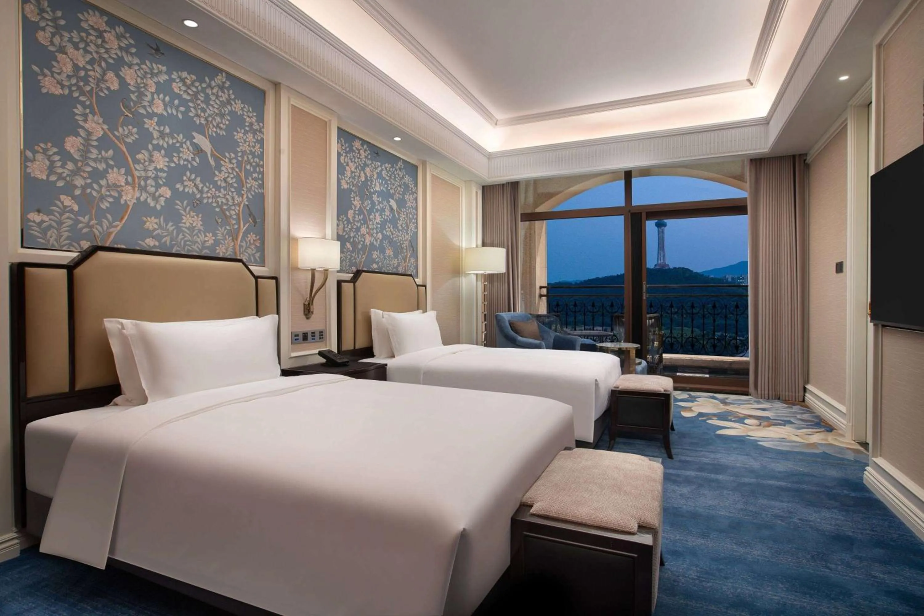 Photo of the whole room, Bed in Wyndham Taian West