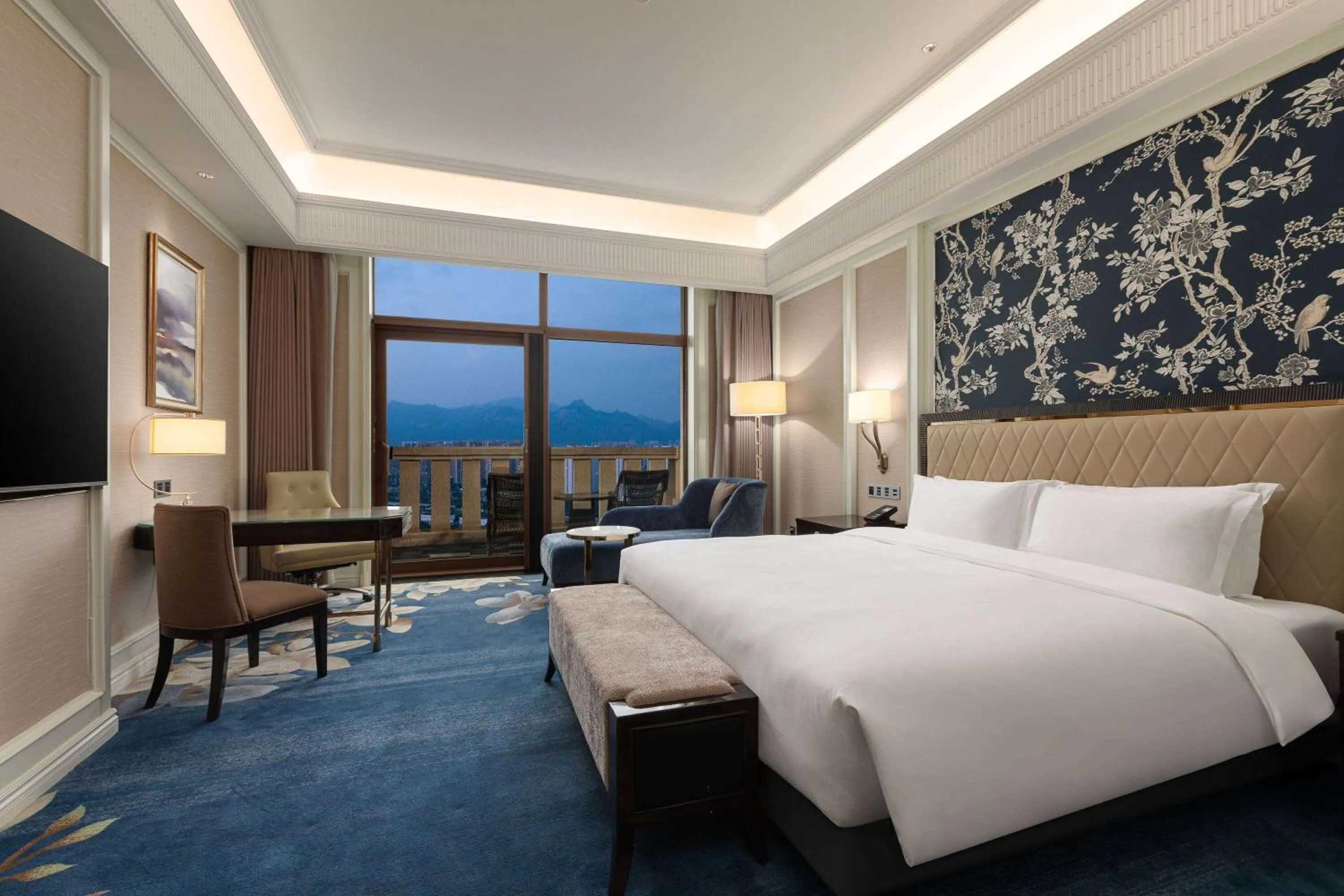 Photo of the whole room, Bed in Wyndham Taian West