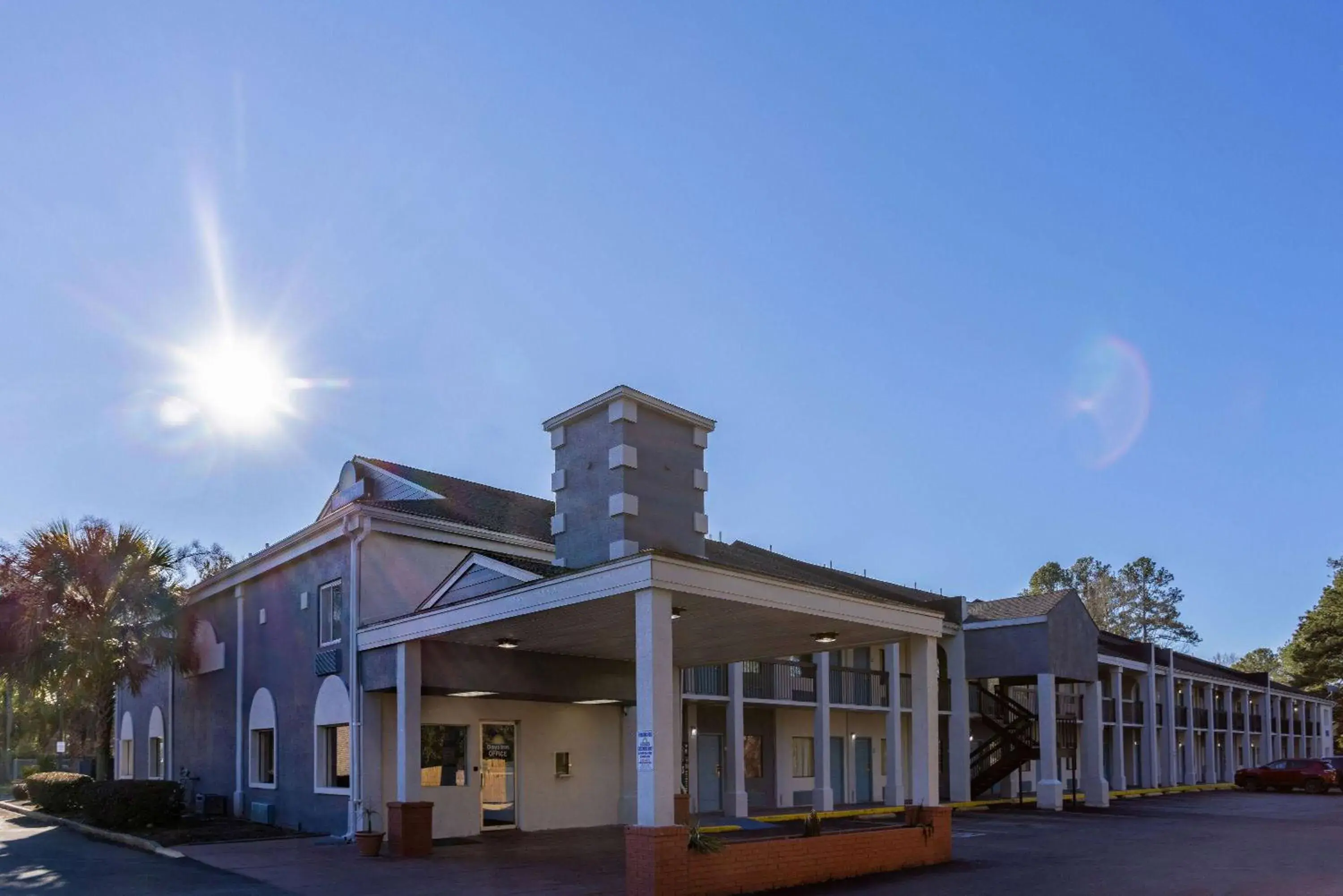 Property building in Days Inn by Wyndham Columbia Property building in Days Inn by Wyndham Columbia