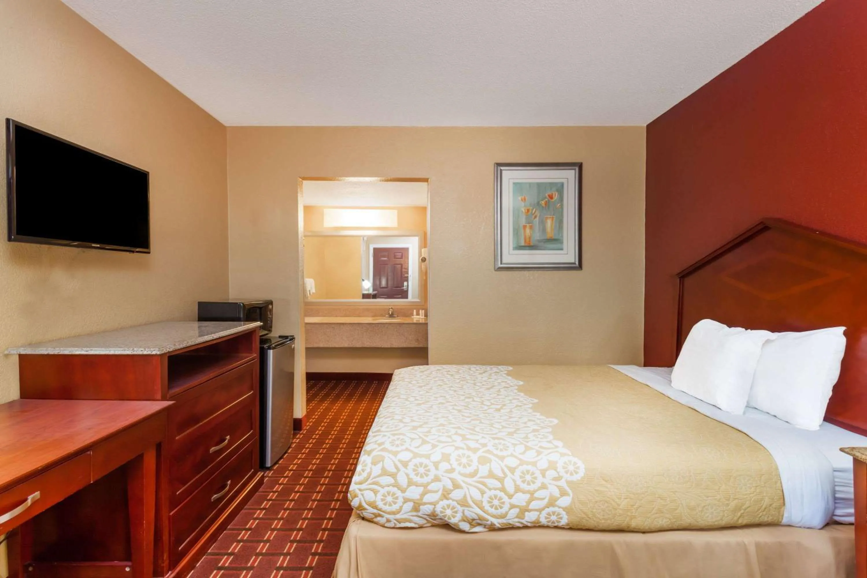 Bedroom, Bed in Days Inn by Wyndham Columbia