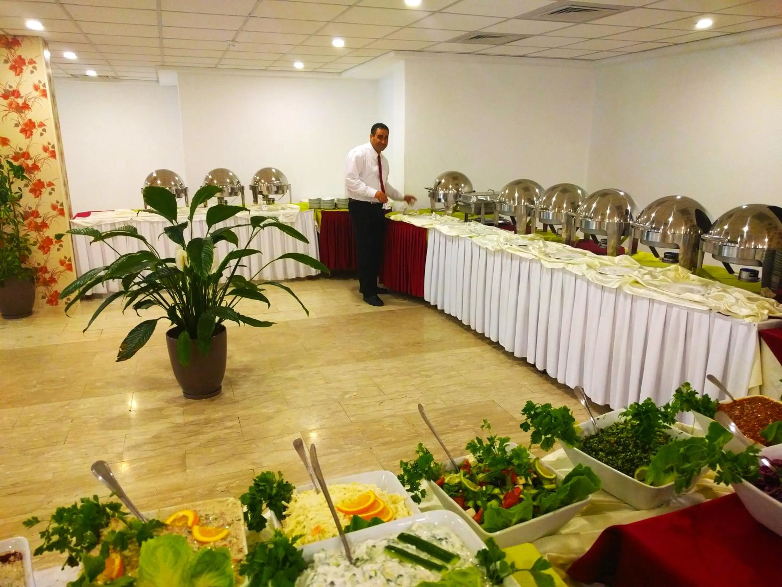 Restaurant/places to eat in City Inn Palace Hotel