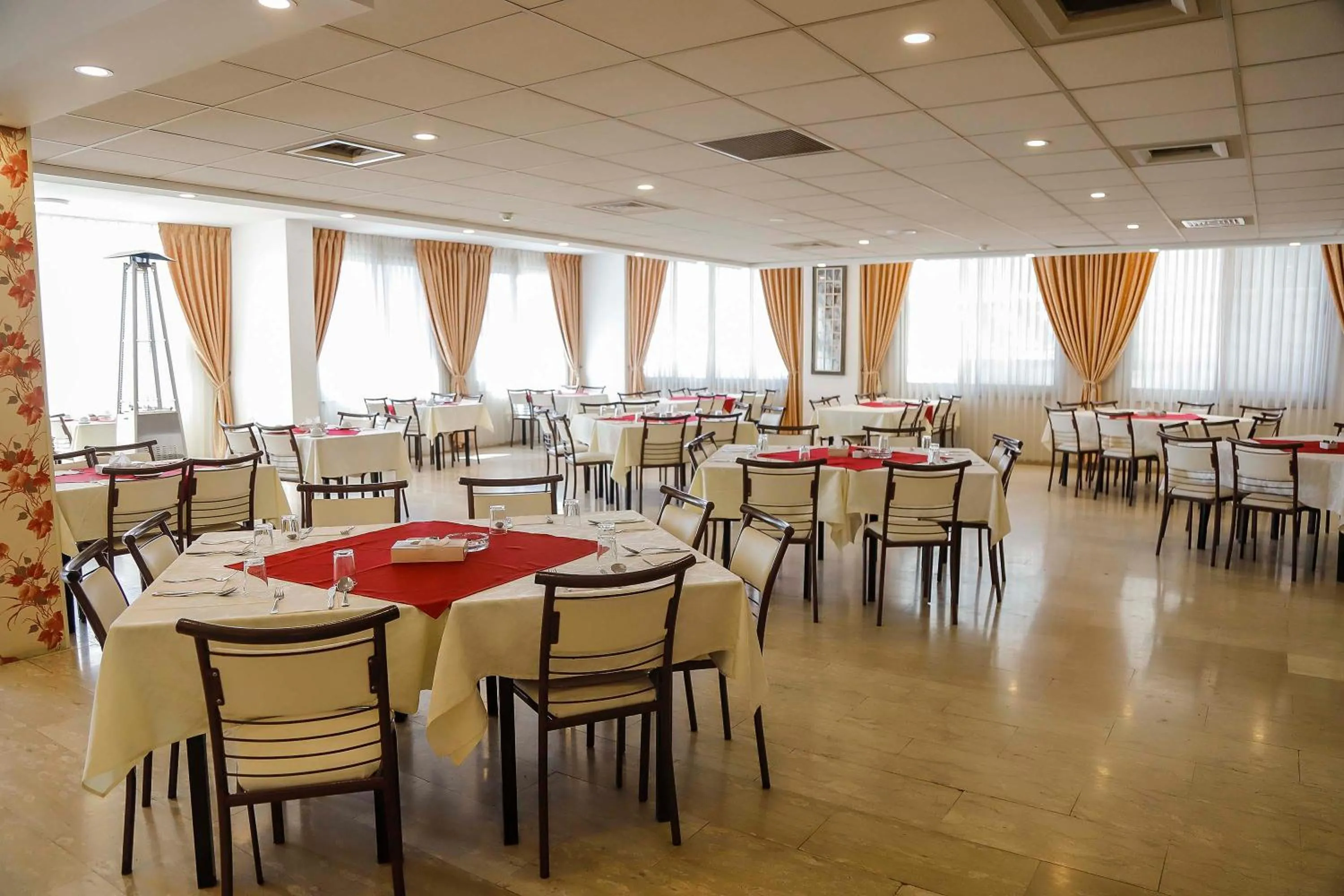 Restaurant/places to eat in City Inn Palace Hotel