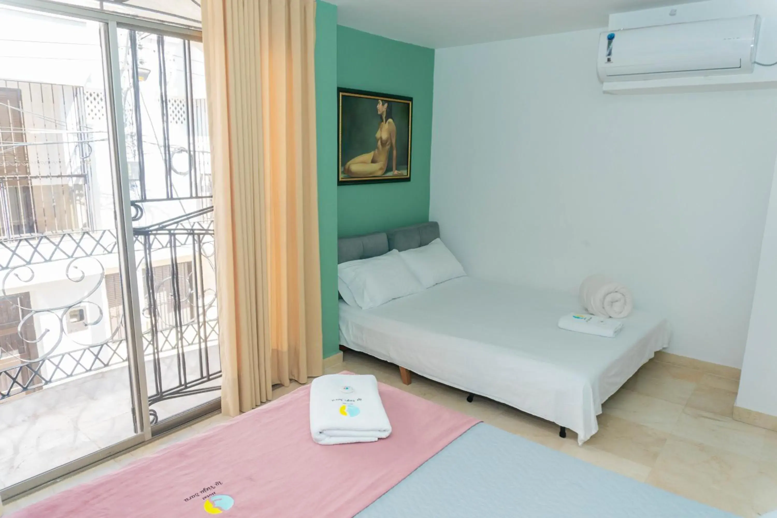 Deluxe Double or Twin Room in Hotel Galería La Vieja Sara Deluxe Double or Twin Room in Hotel Galería La Vieja Sara