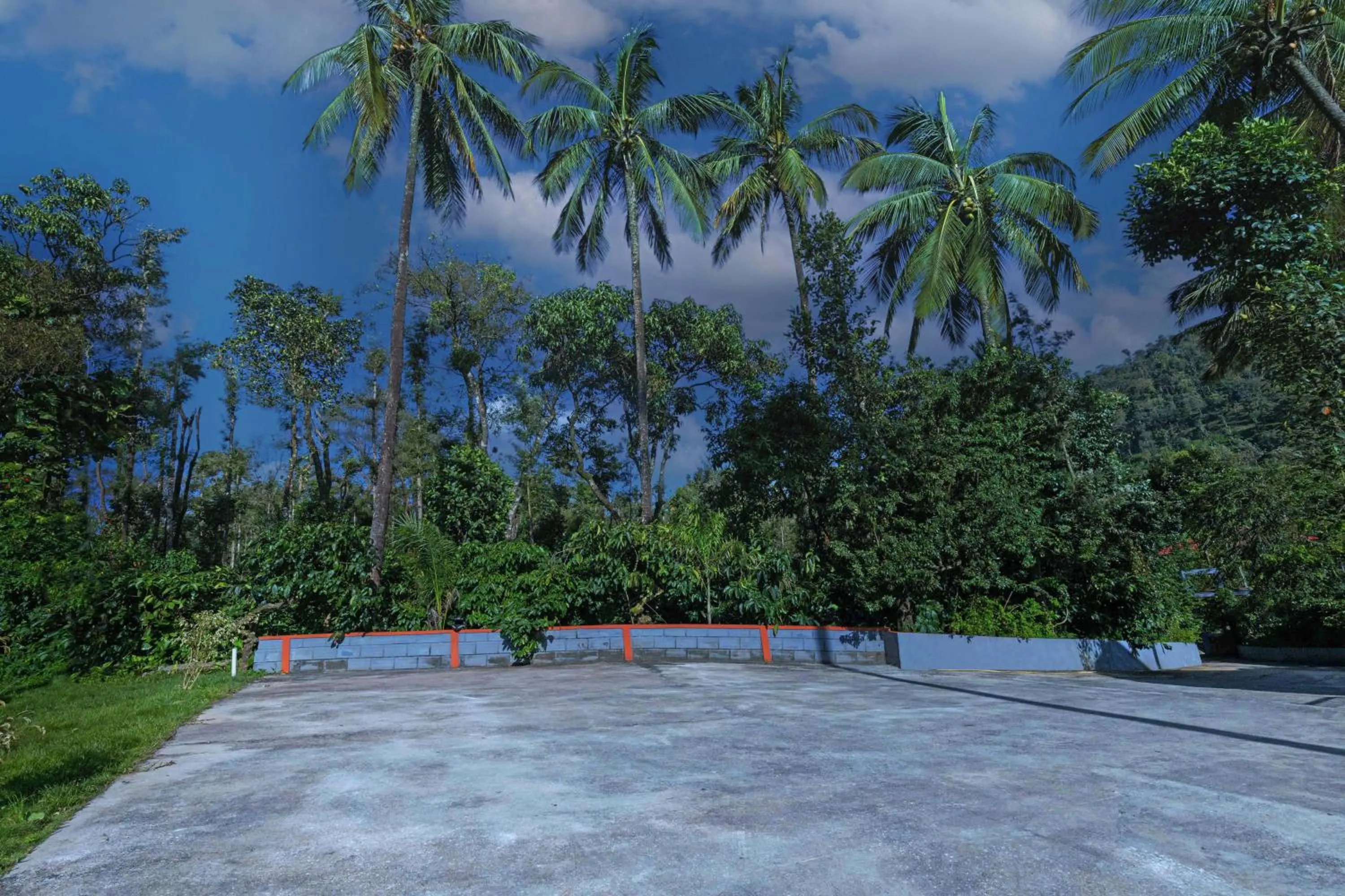 Parking in Treebo River View