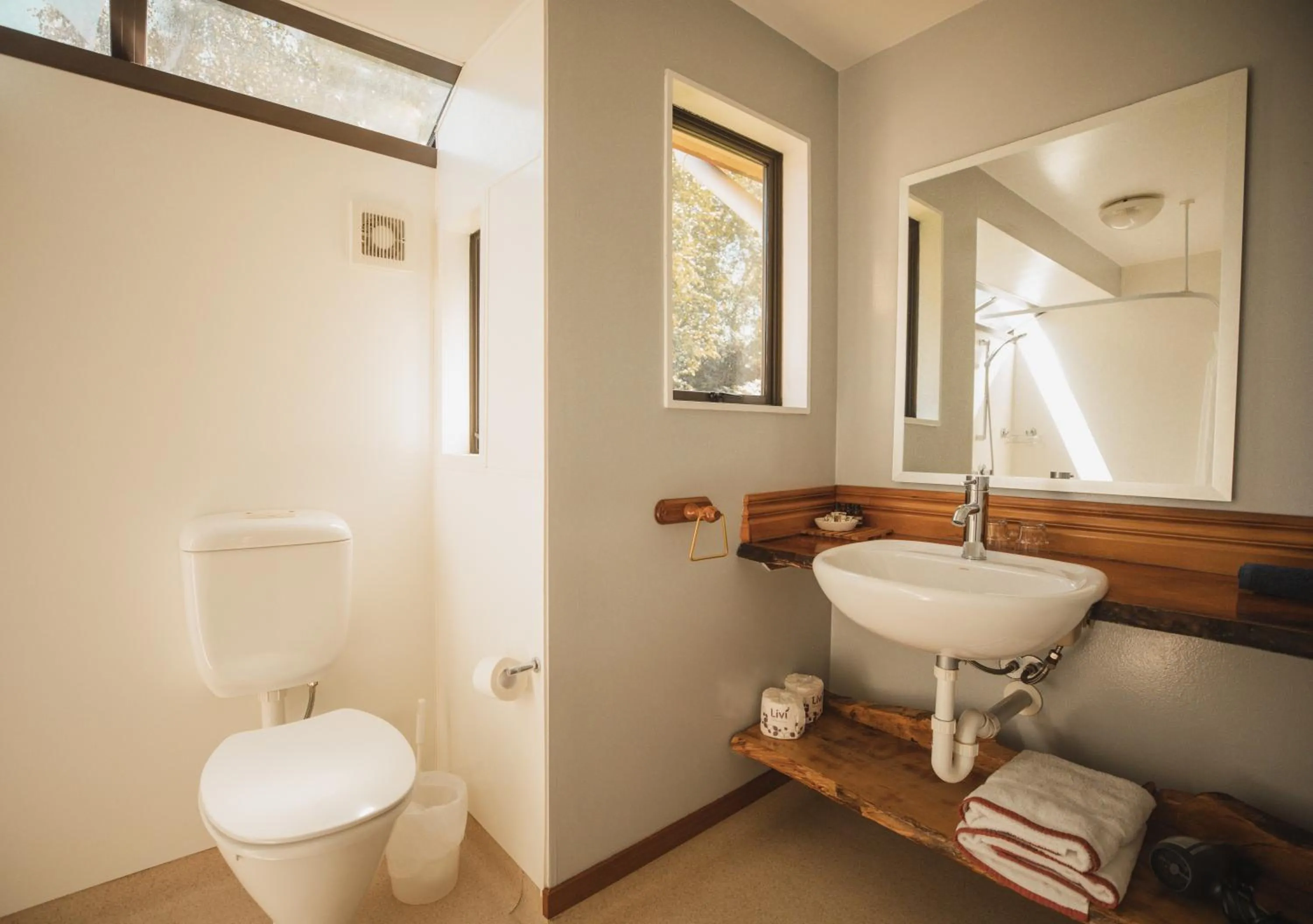 Toilet in Ropatinis Bed & Breakfast