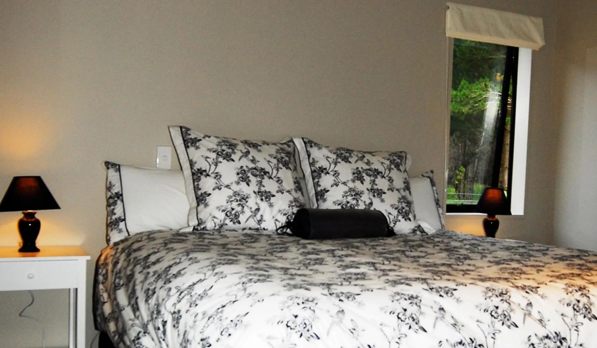 Bedroom, Bed in Woodbank Park Cottages