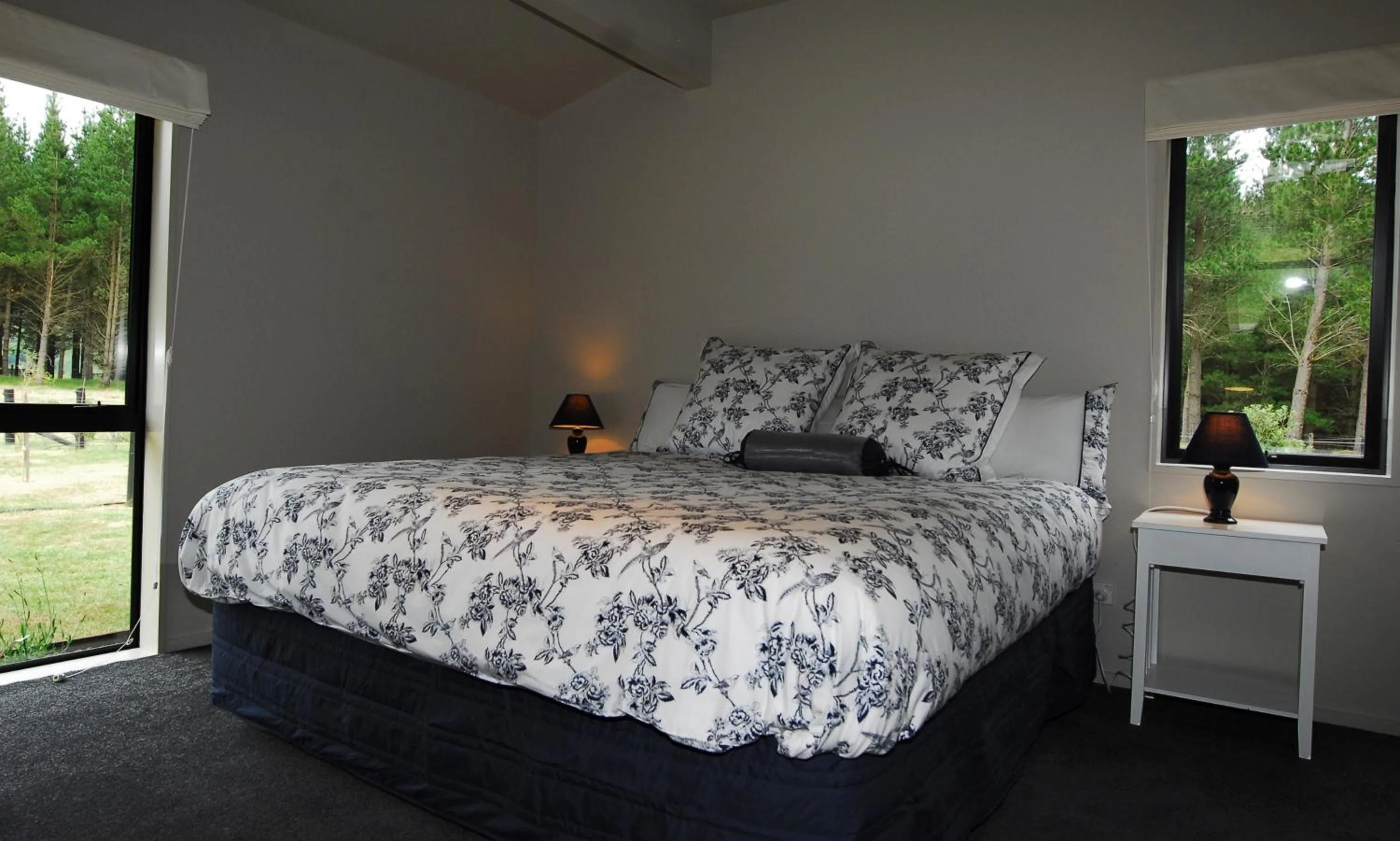 Bedroom, Bed in Woodbank Park Cottages