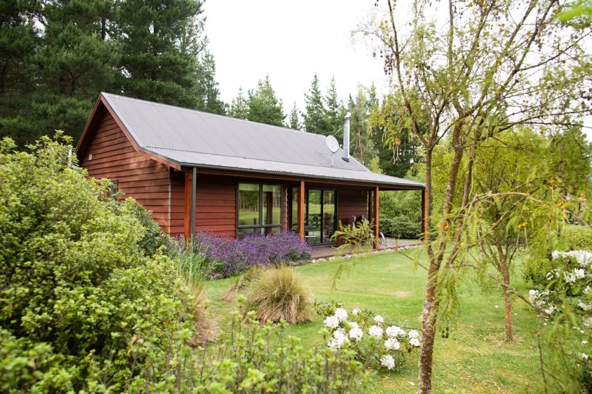 Property building in Woodbank Park Cottages