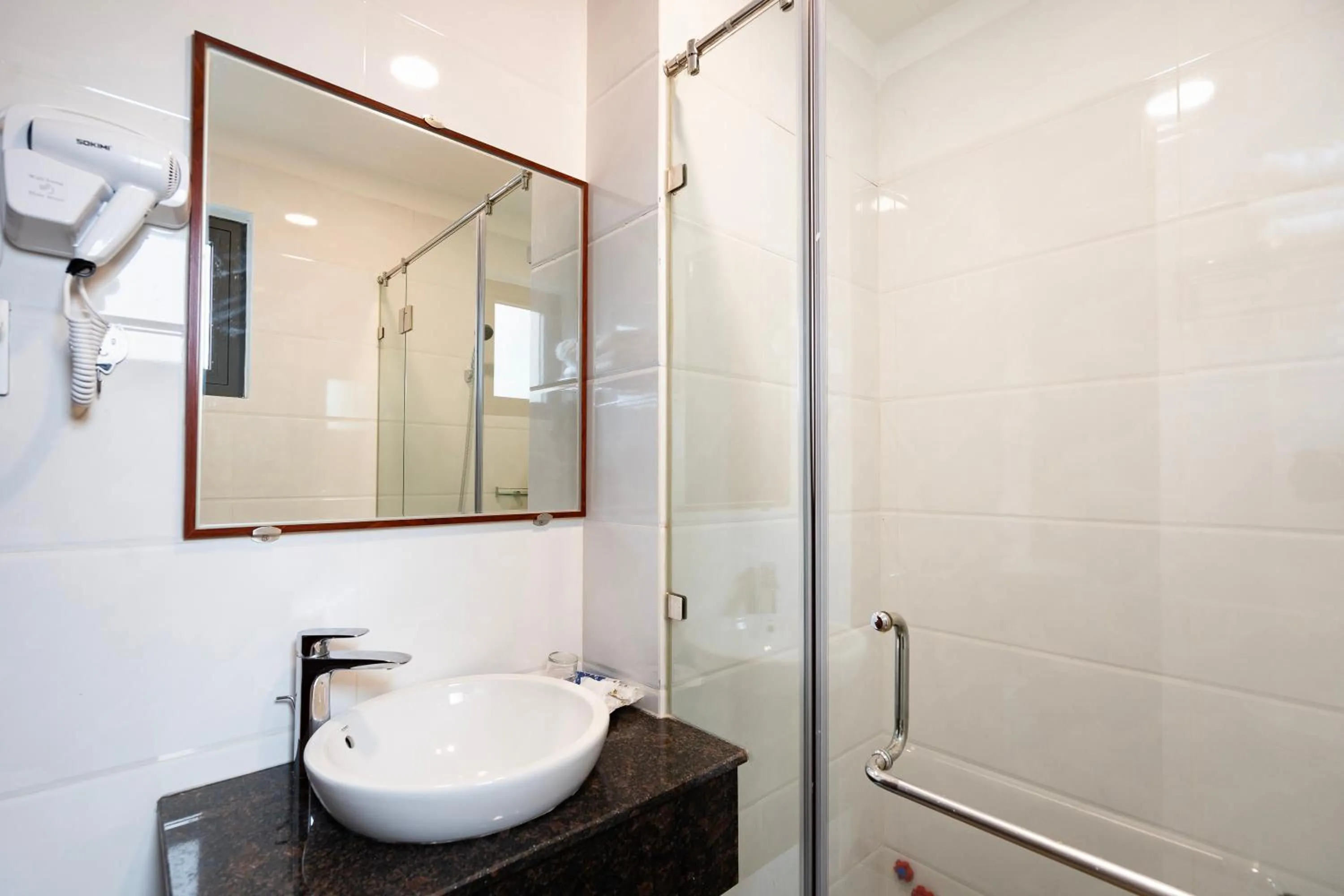 Shower in Hoang Luxury Hotel Dist 1 Ho Chi Minh