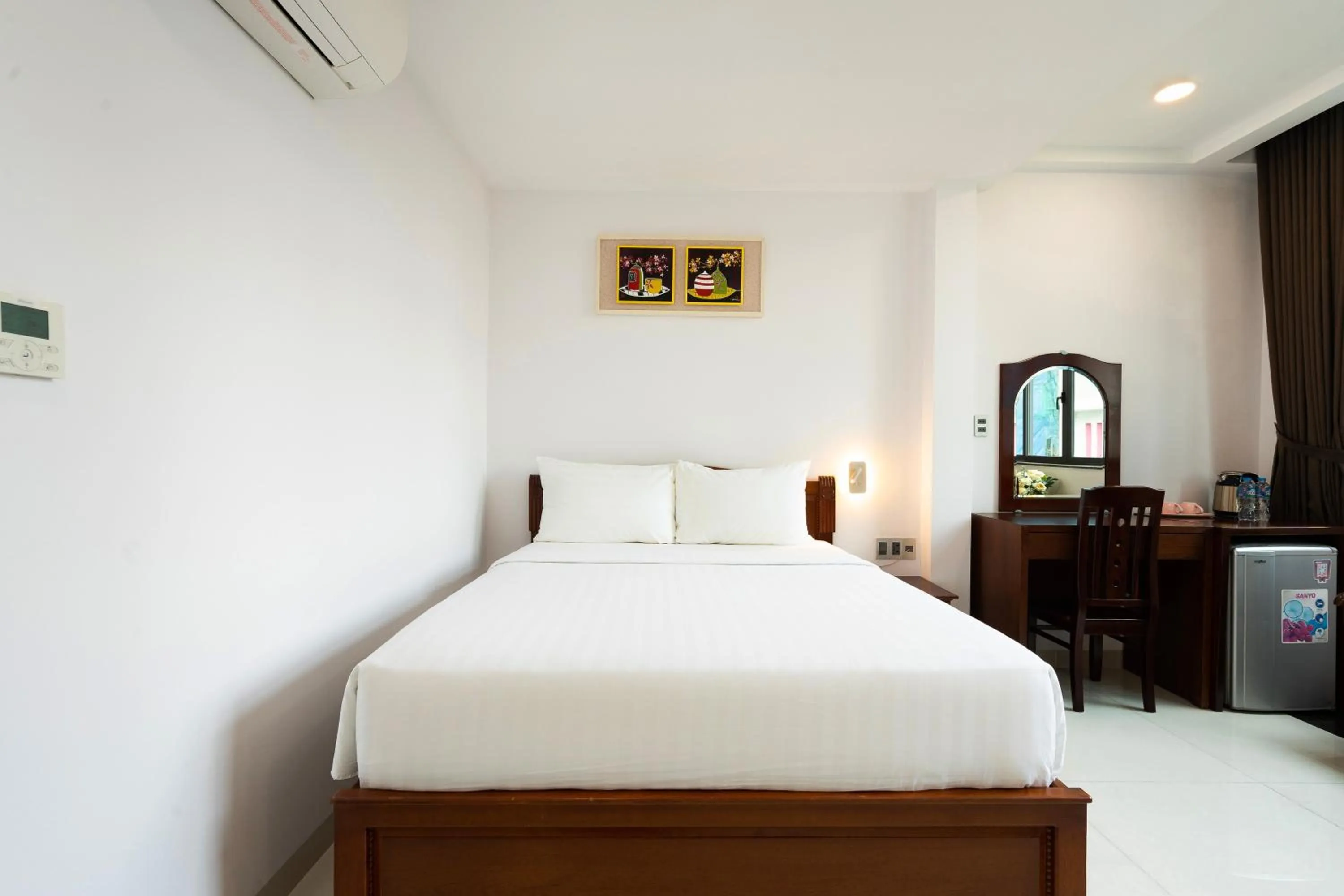 Photo of the whole room, Bed in Hoang Luxury Hotel Dist 1 Ho Chi Minh