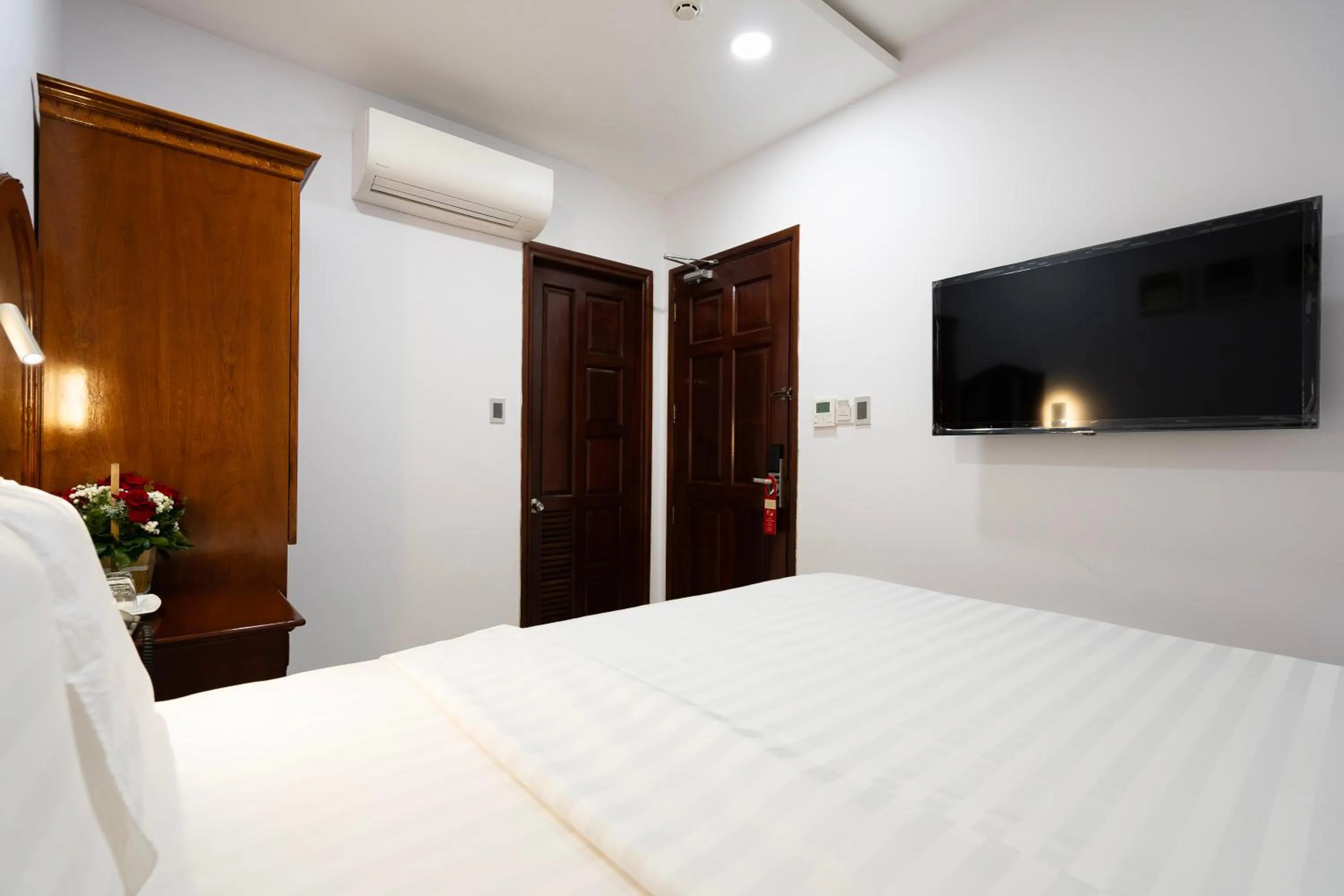 TV and multimedia, Bed in Hoang Luxury Hotel Dist 1 Ho Chi Minh