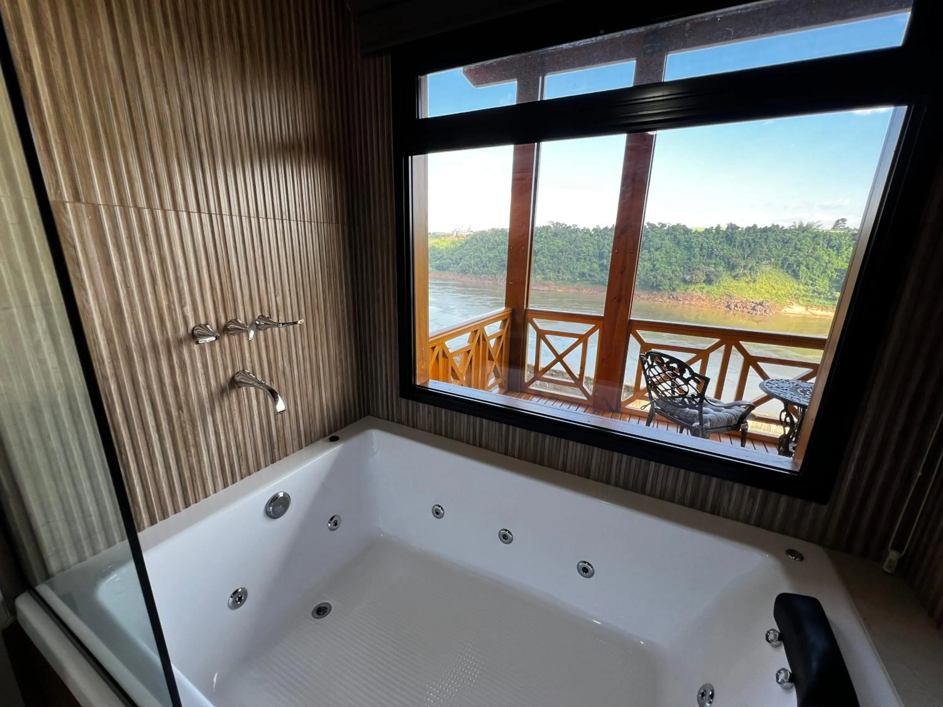 Hot Tub in Costa del Sol Iguazú Suites