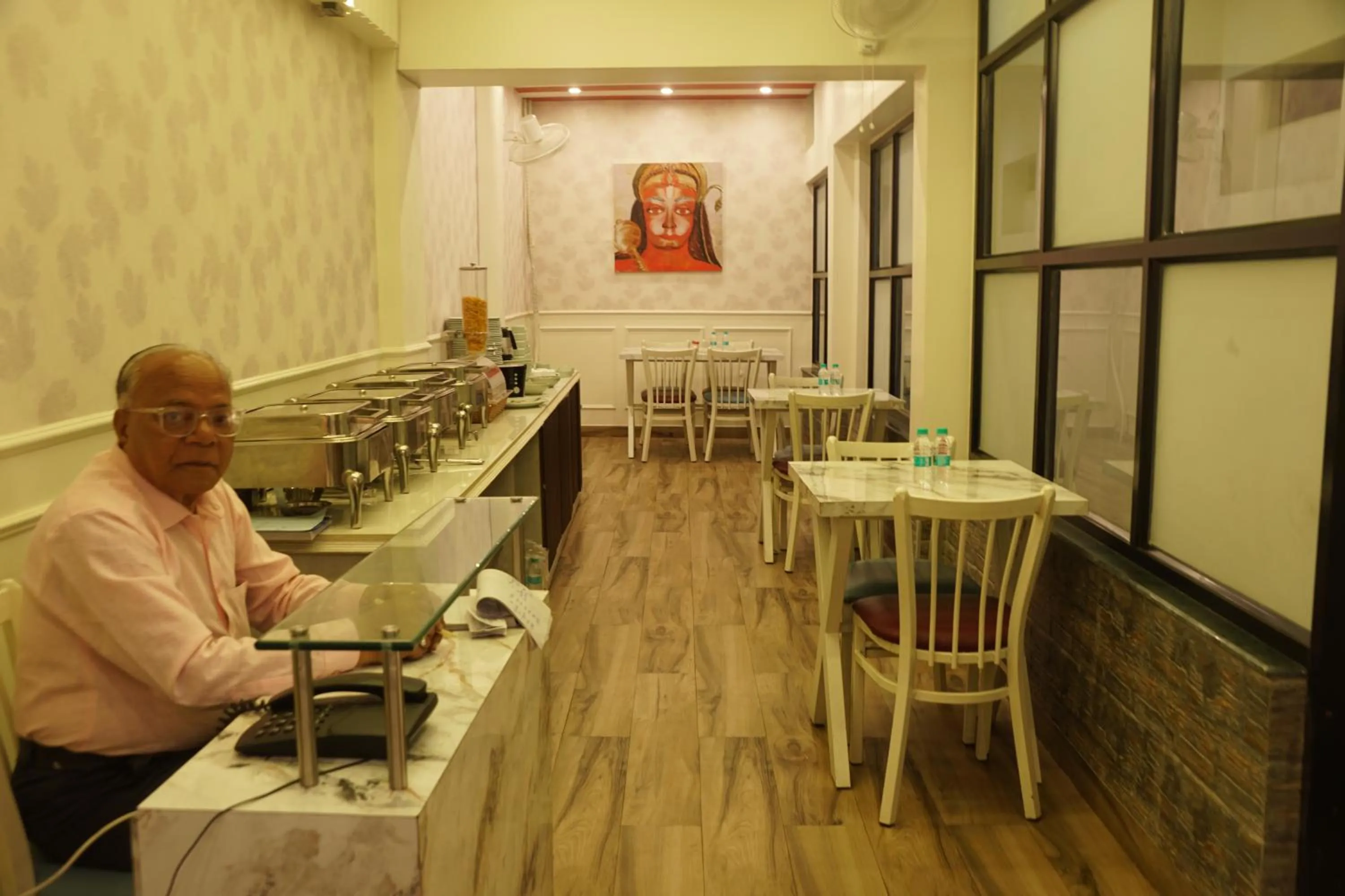 Restaurant/places to eat in Subhash Hotel