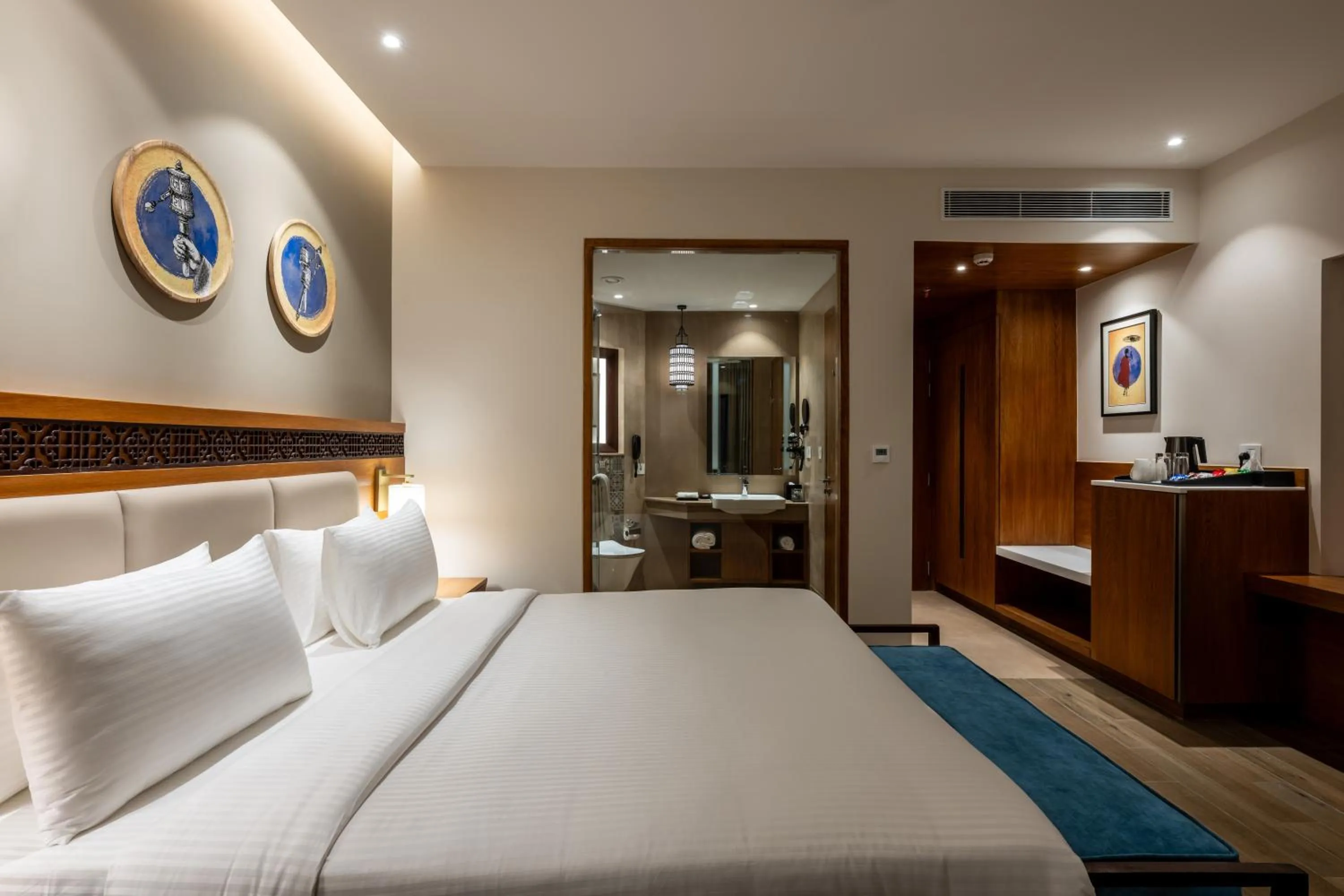 Bedroom, Bed in Charmwood Hotel