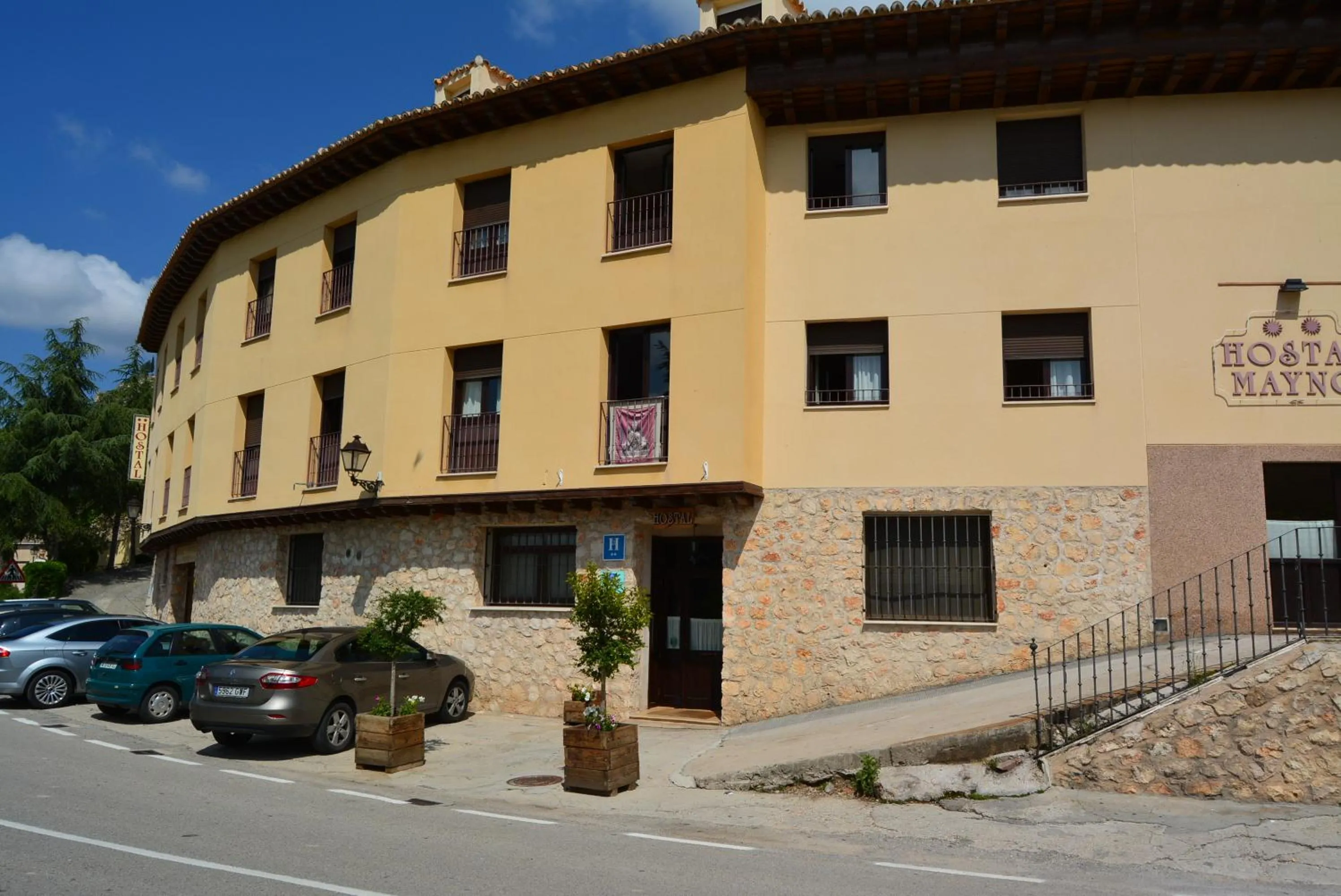 Property building in Hotel Mayno