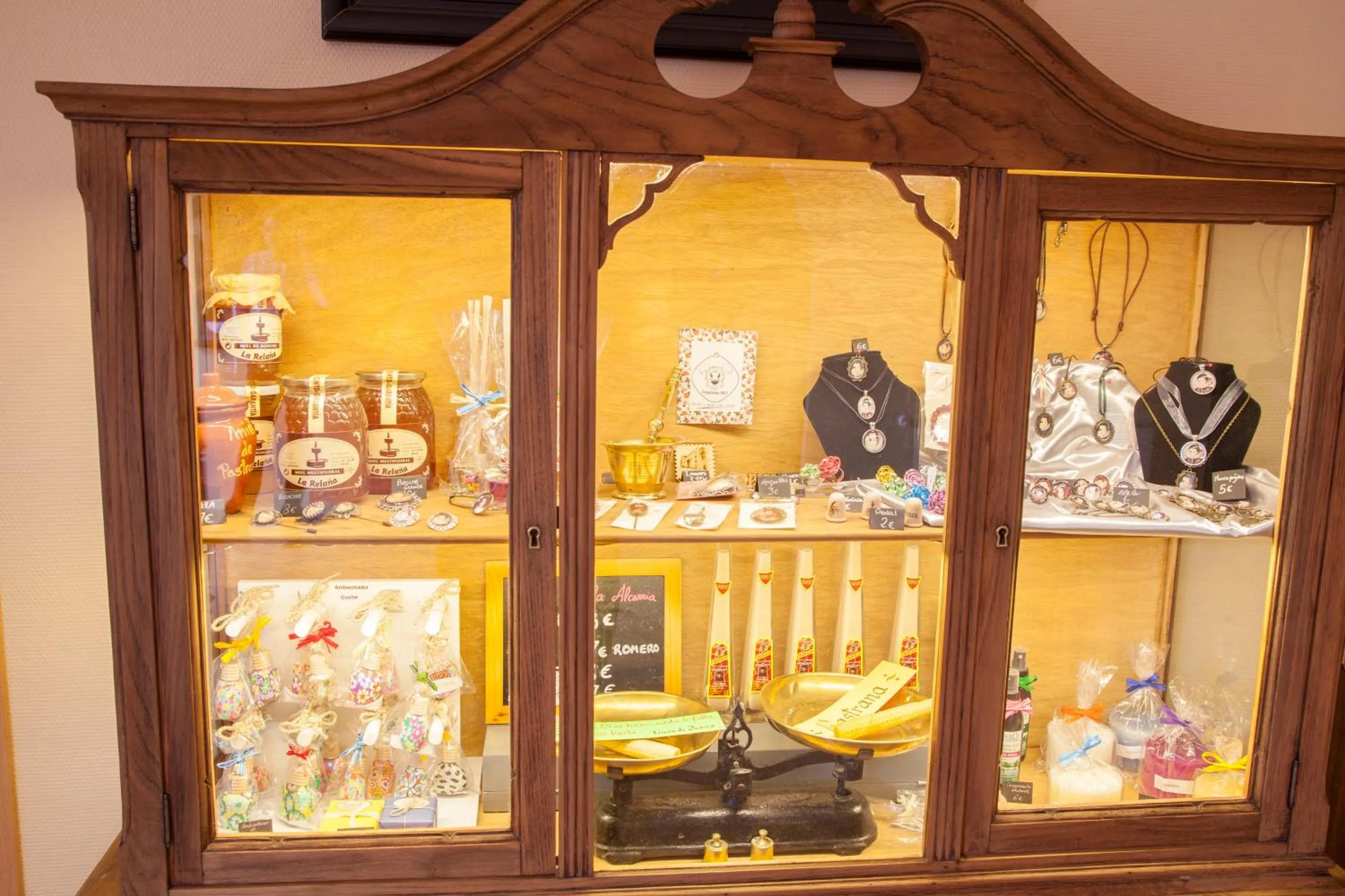 On-site shops in Hotel Mayno