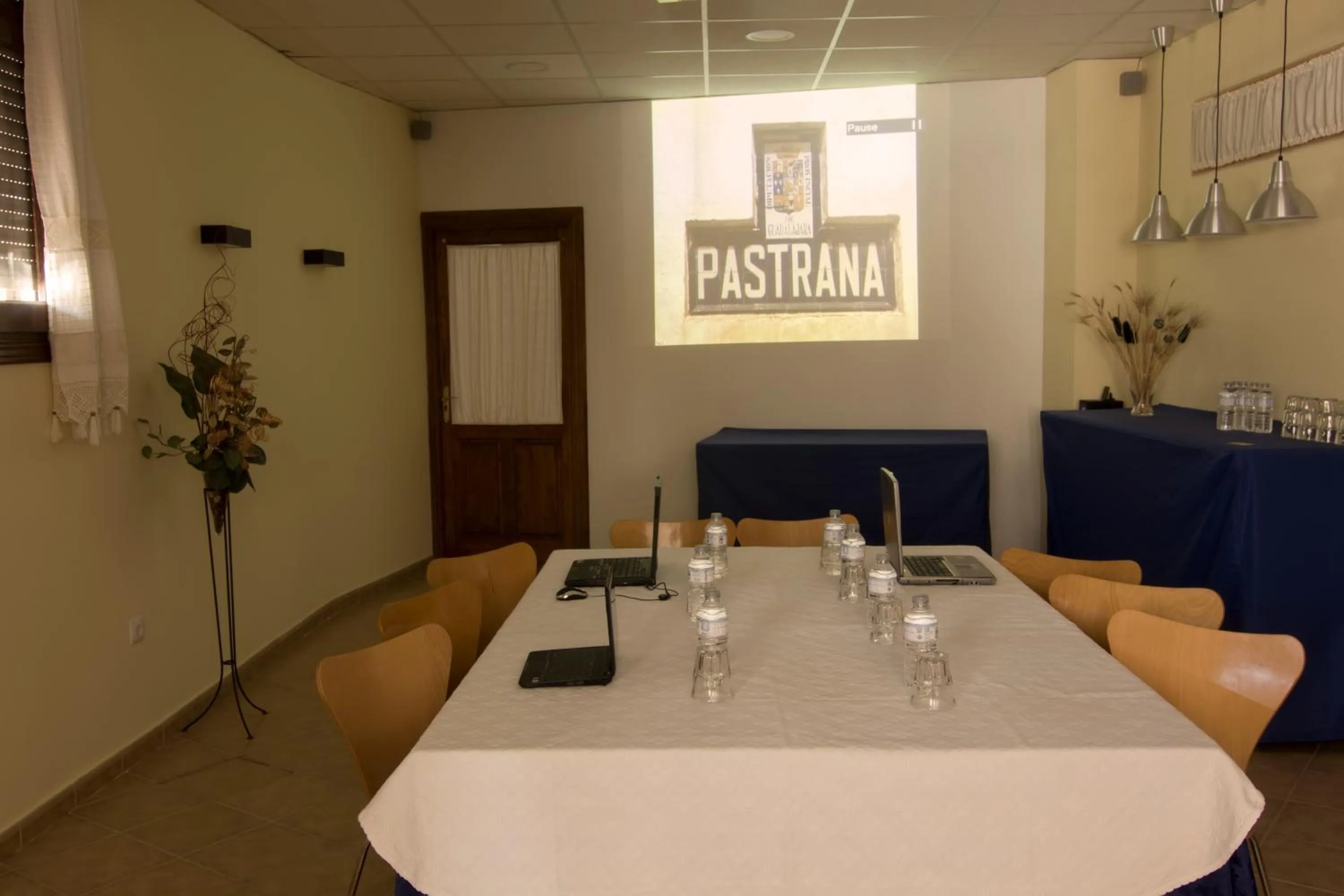 Communal lounge/ TV room in Hotel Mayno