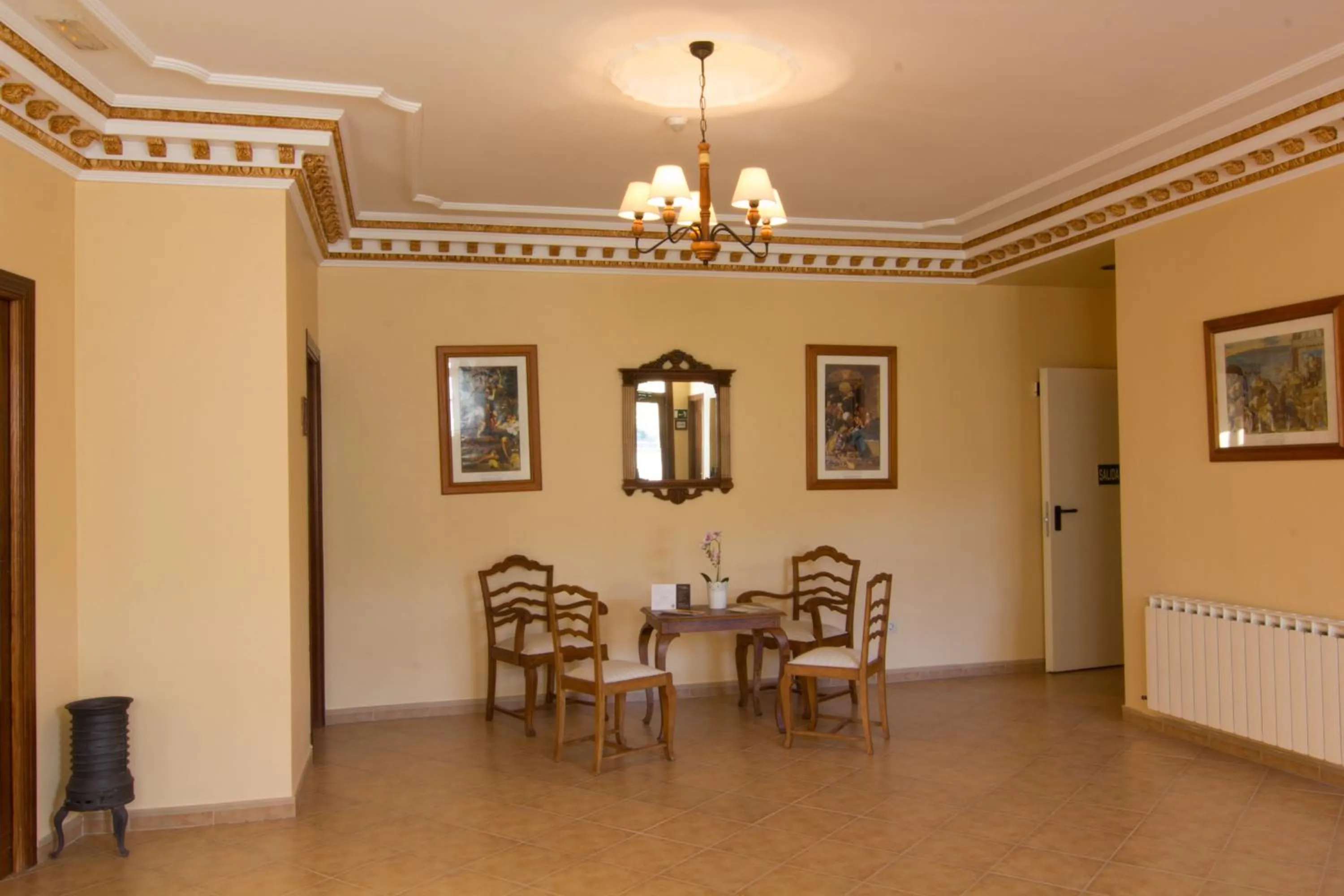 Communal lounge/ TV room in Hotel Mayno