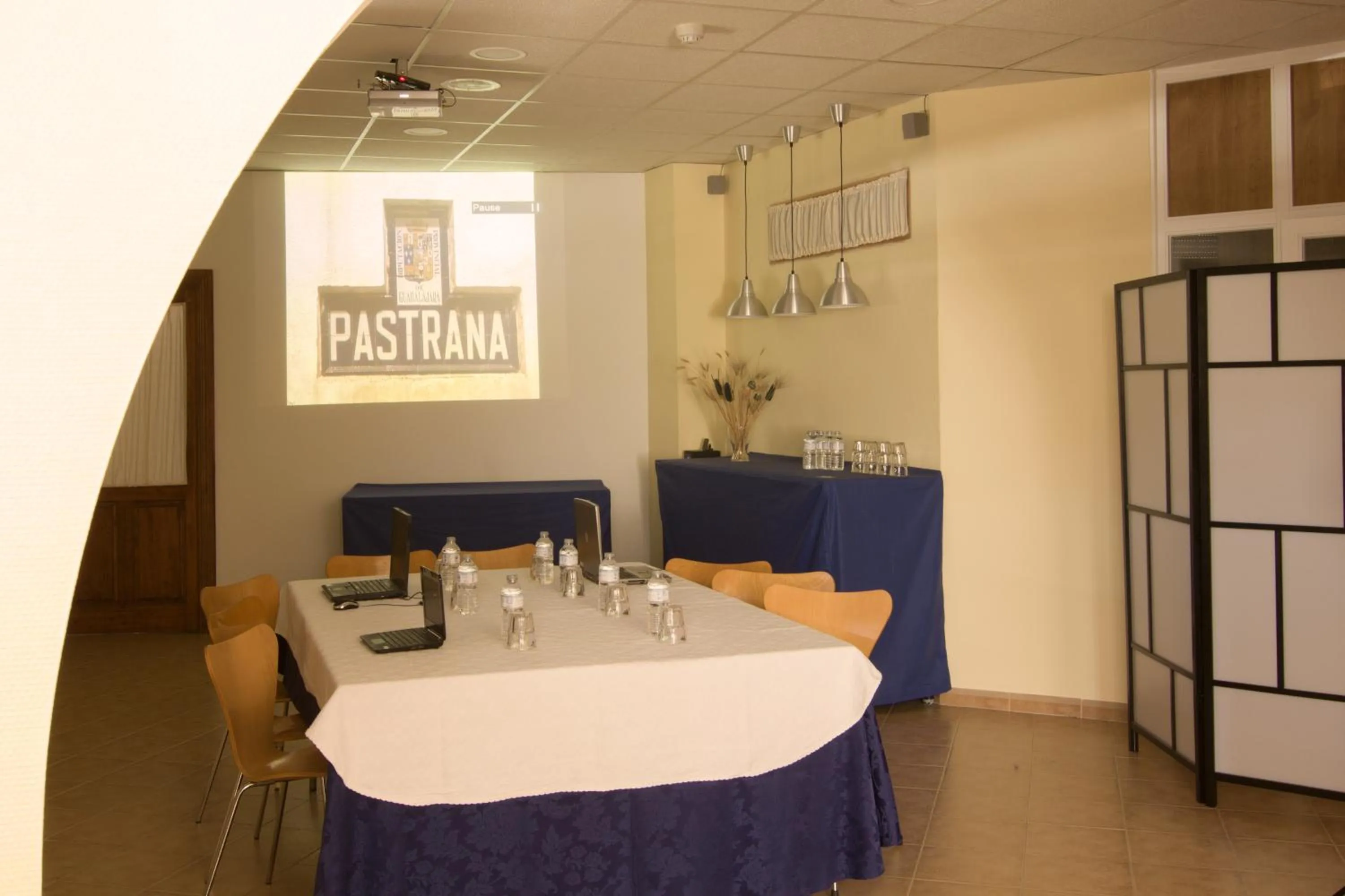 Communal lounge/ TV room in Hotel Mayno