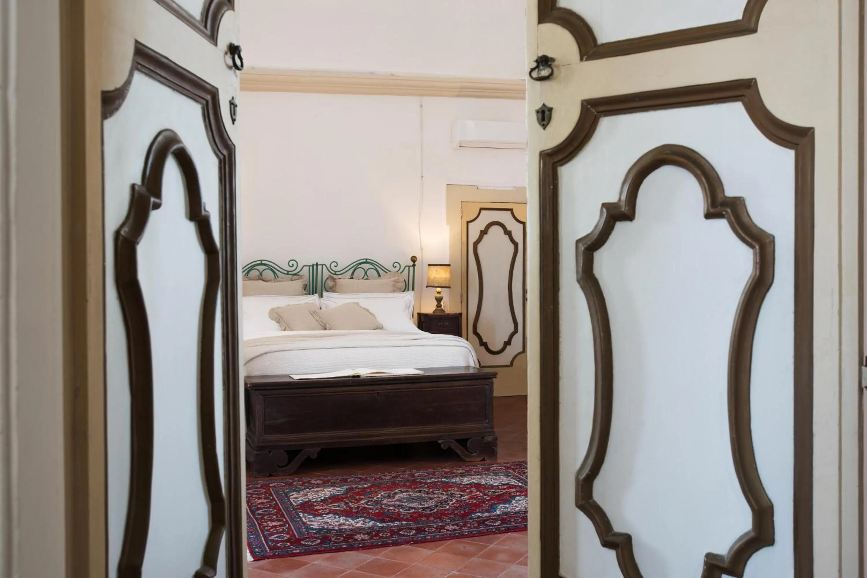 Bed in Castello di Casamassella - Marea Stays Collection