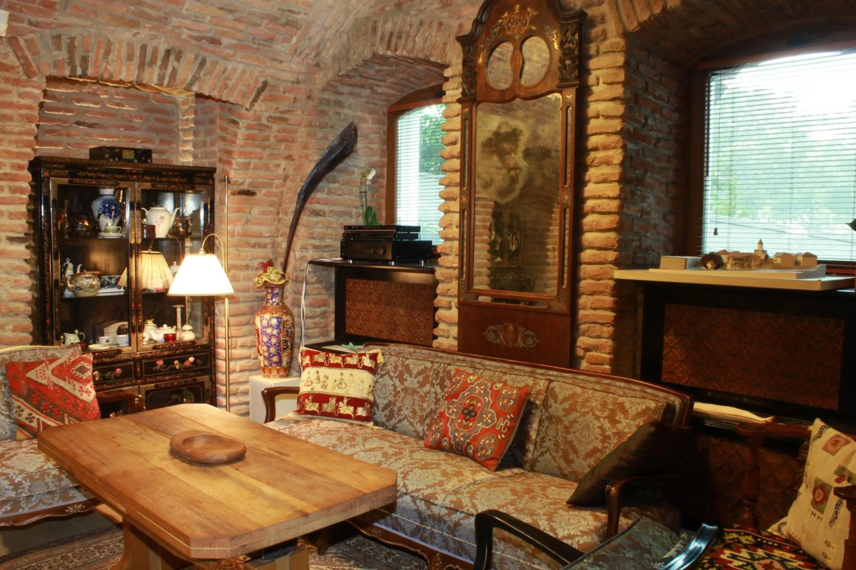 Communal lounge/ TV room in Vinotel Boutique Hotel