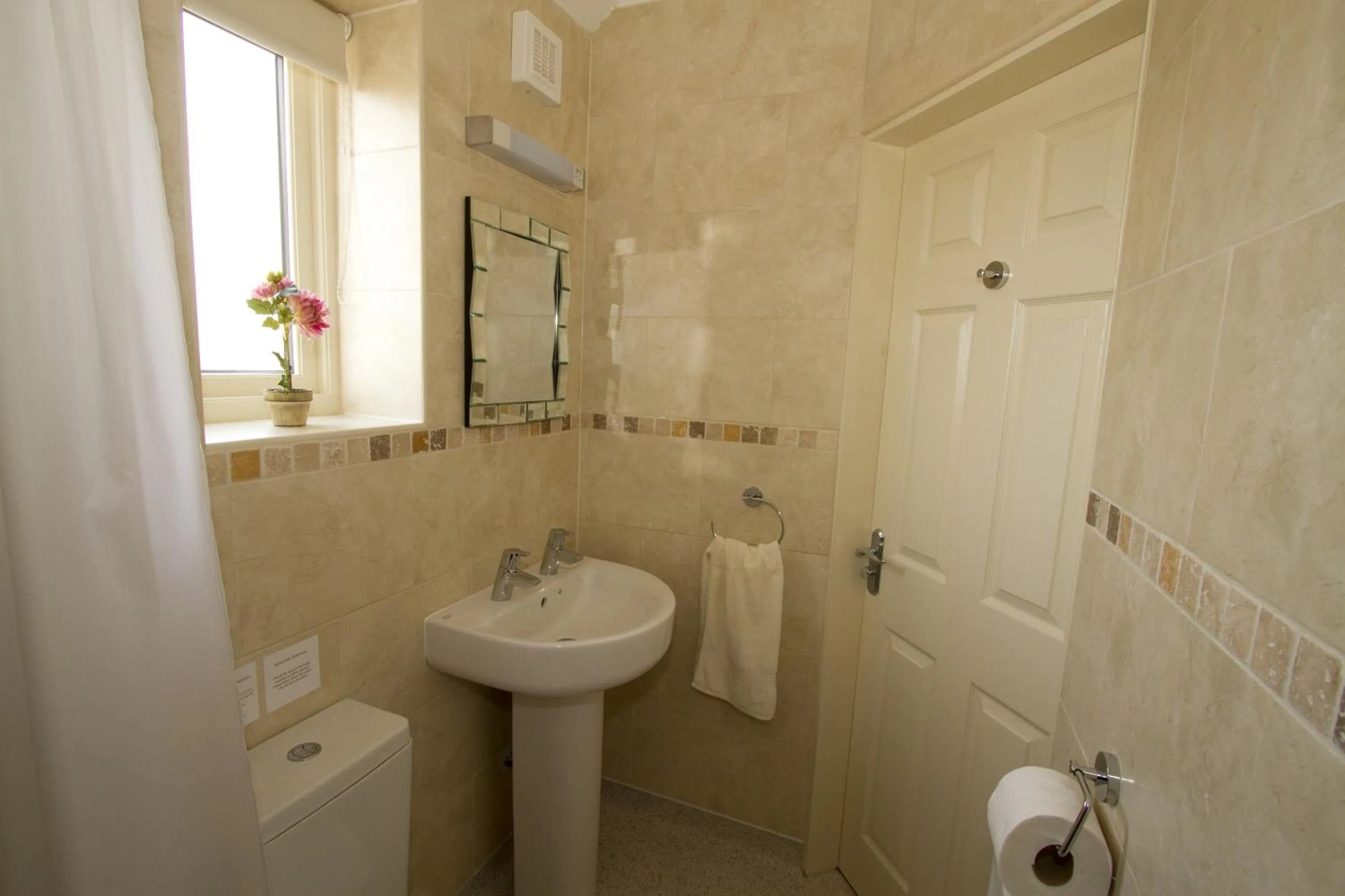 Bathroom in Meals Farm - Courtyard Room