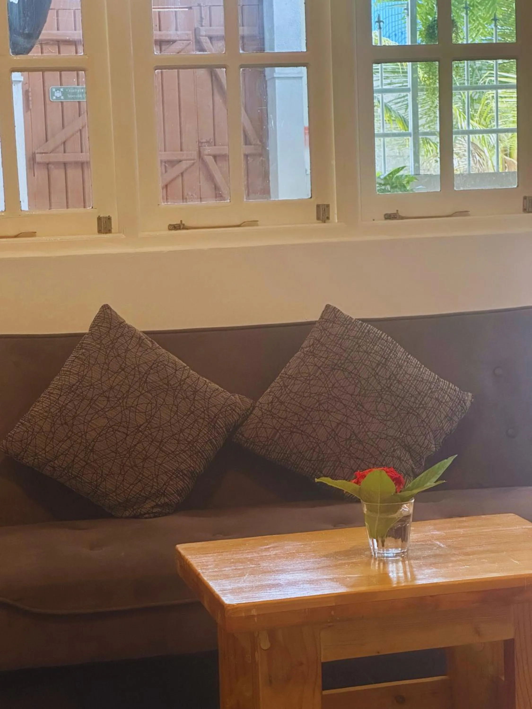 Living room in Bahaaru Villa Surf and Stay
