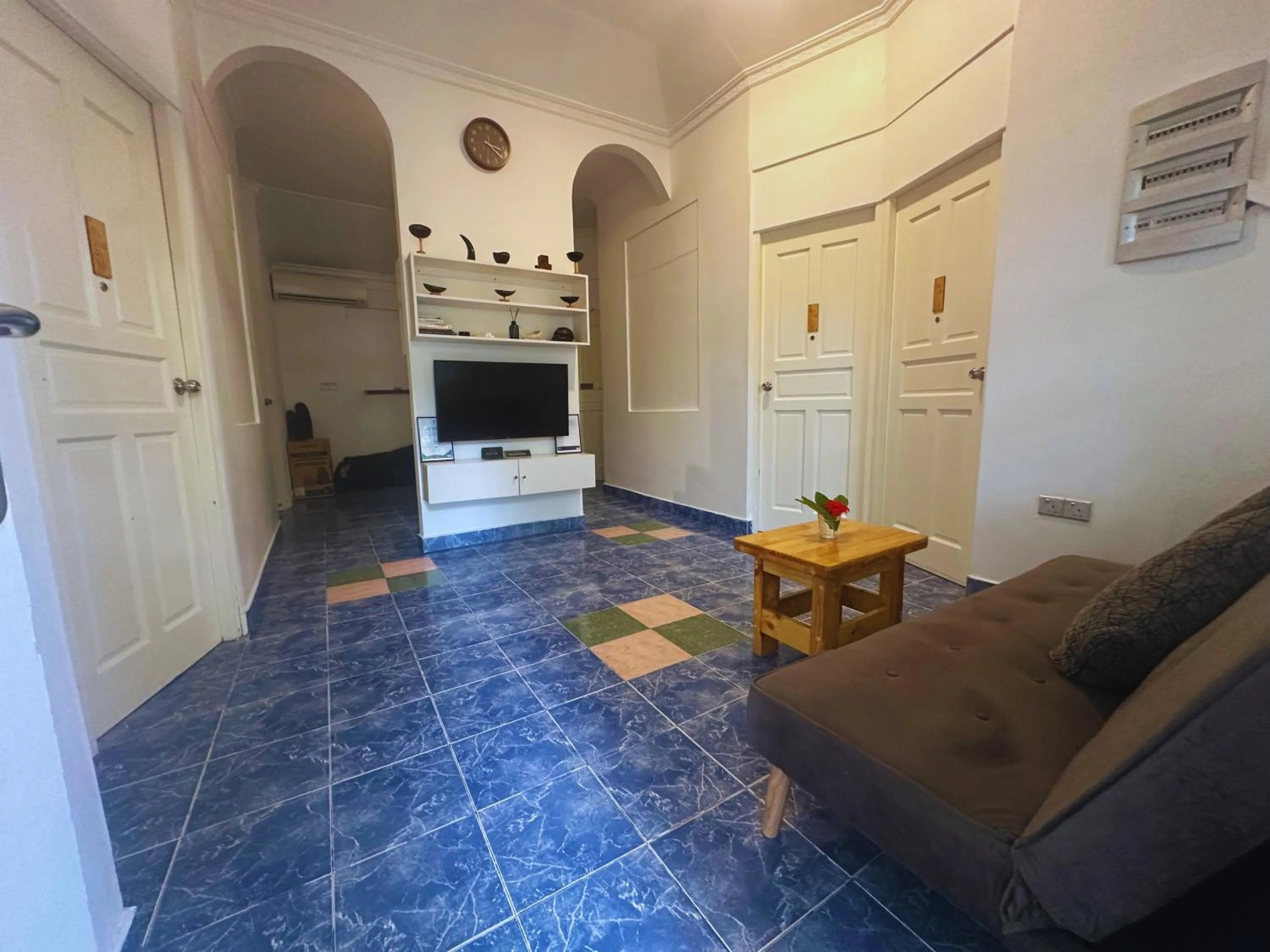 Communal lounge/ TV room in Bahaaru Villa Surf and Stay