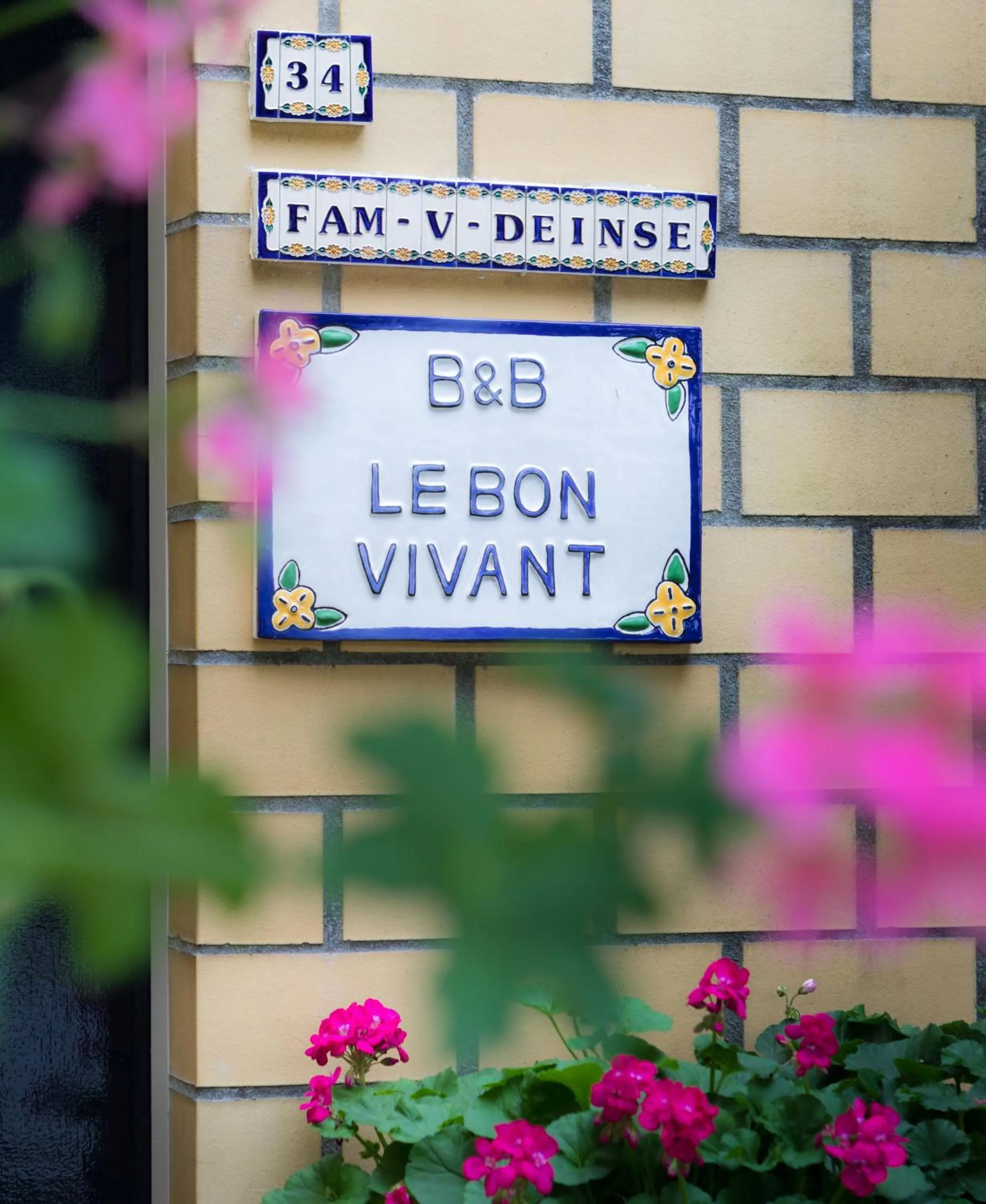 Facade/entrance in B&B Le Bon Vivant Eindhoven