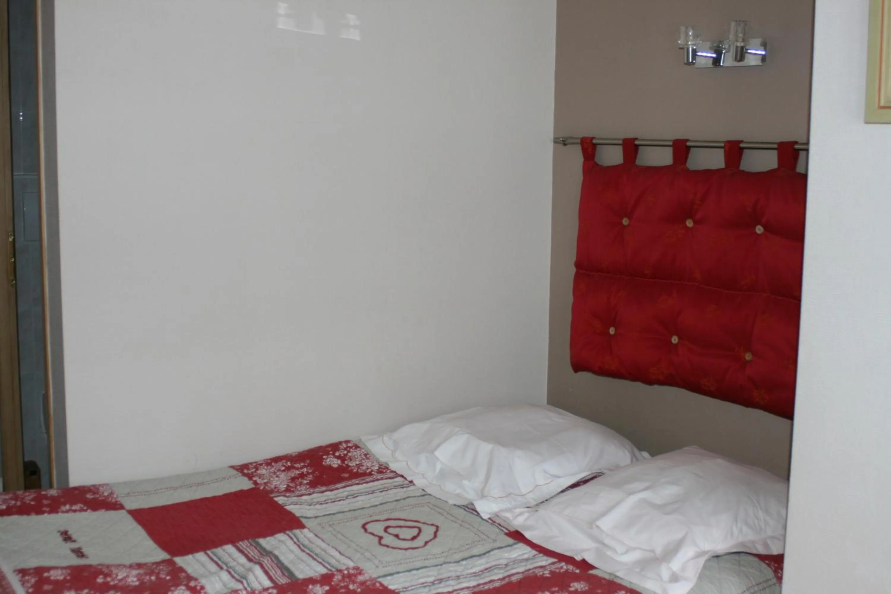 Photo of the whole room, Bed in Accueil Savoyard