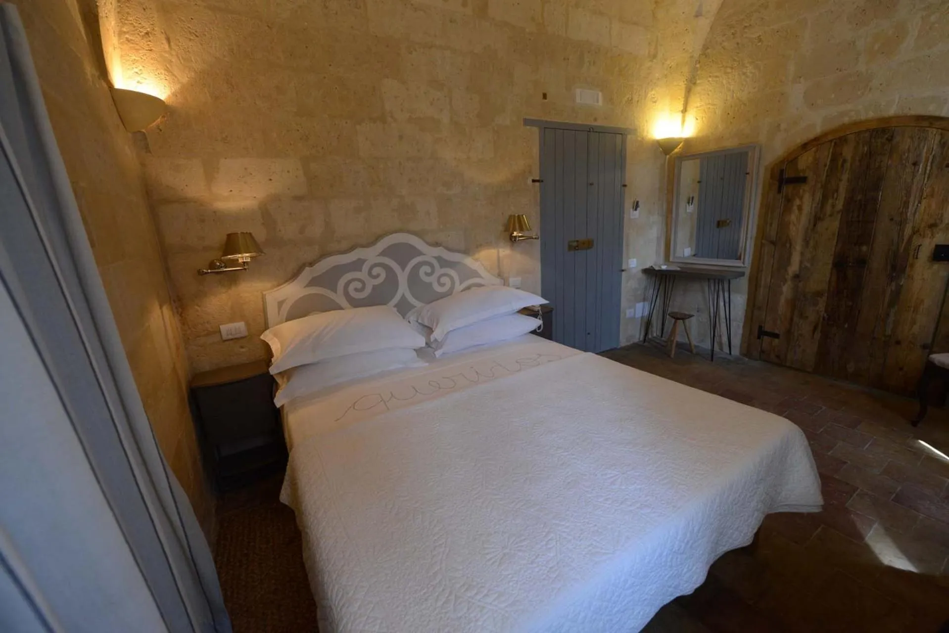 Photo of the whole room, Bed in L'Hotel In Pietra