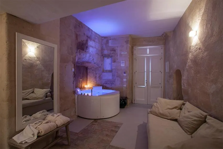 Hot Tub in L'Hotel In Pietra