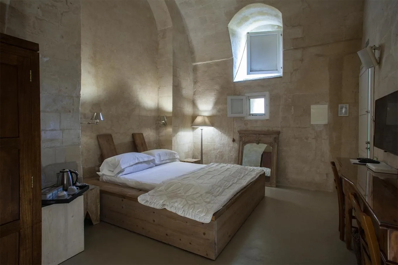 Photo of the whole room, Bed in L'Hotel In Pietra