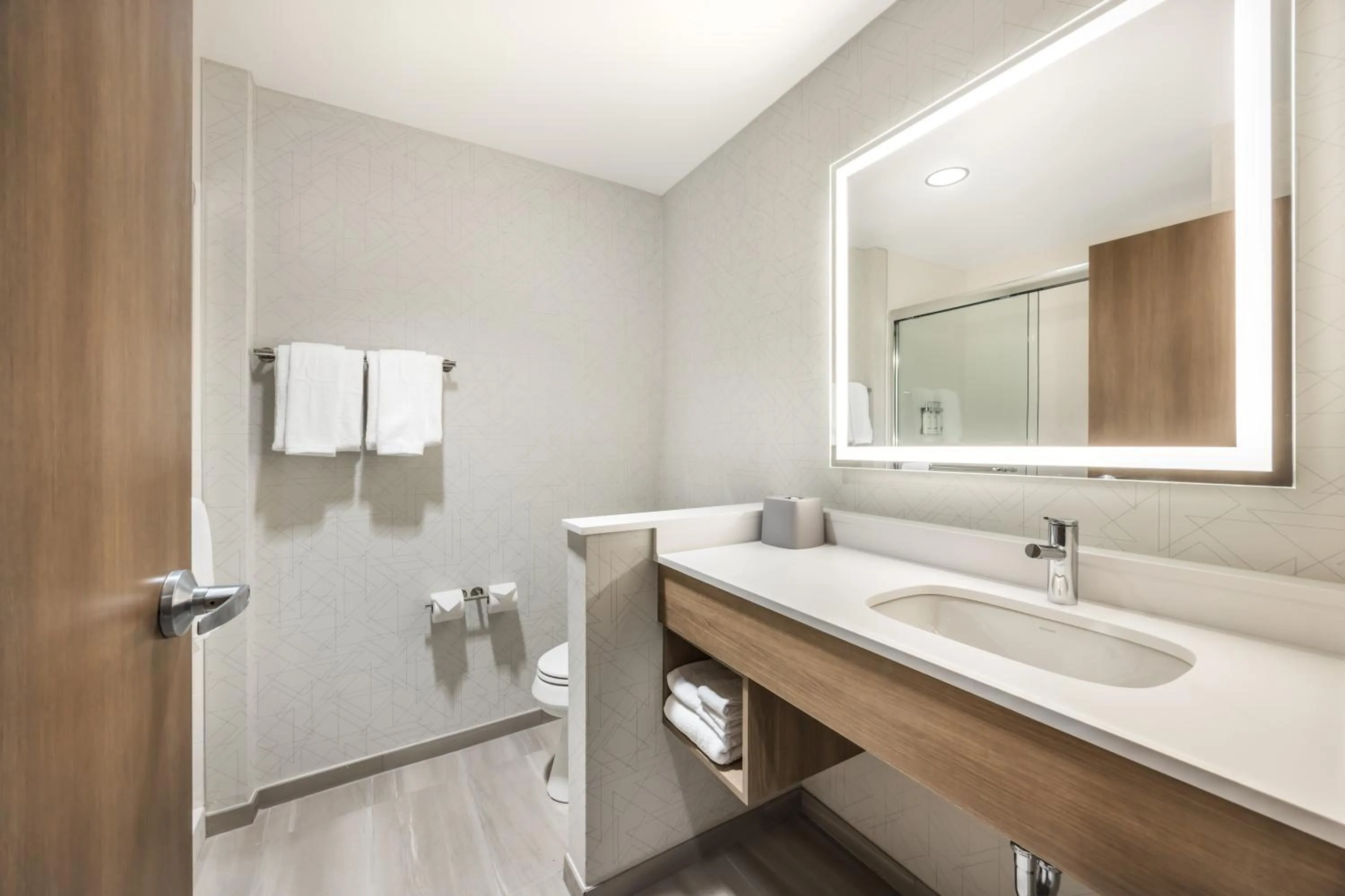 Holiday Inn Express & Suites Nashville West End - Univ Area by IHG