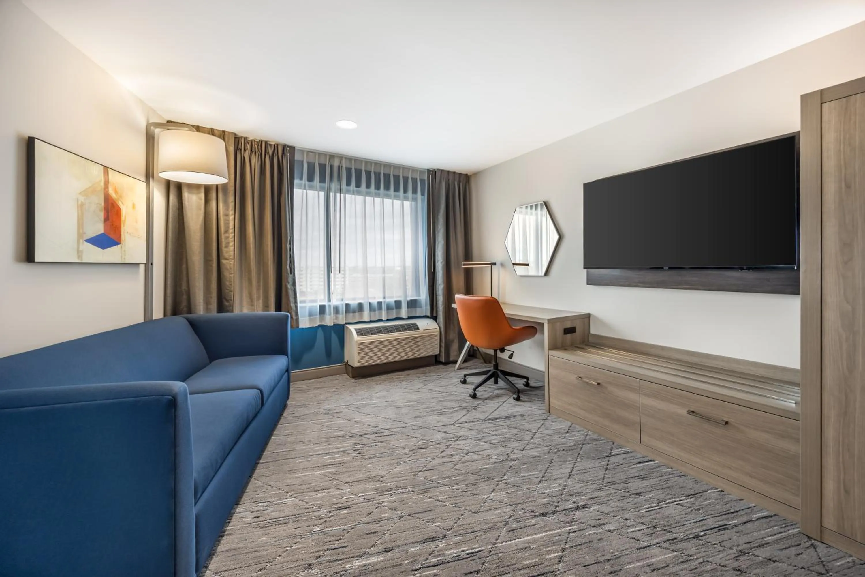 Holiday Inn Express & Suites Nashville West End - Univ Area by IHG