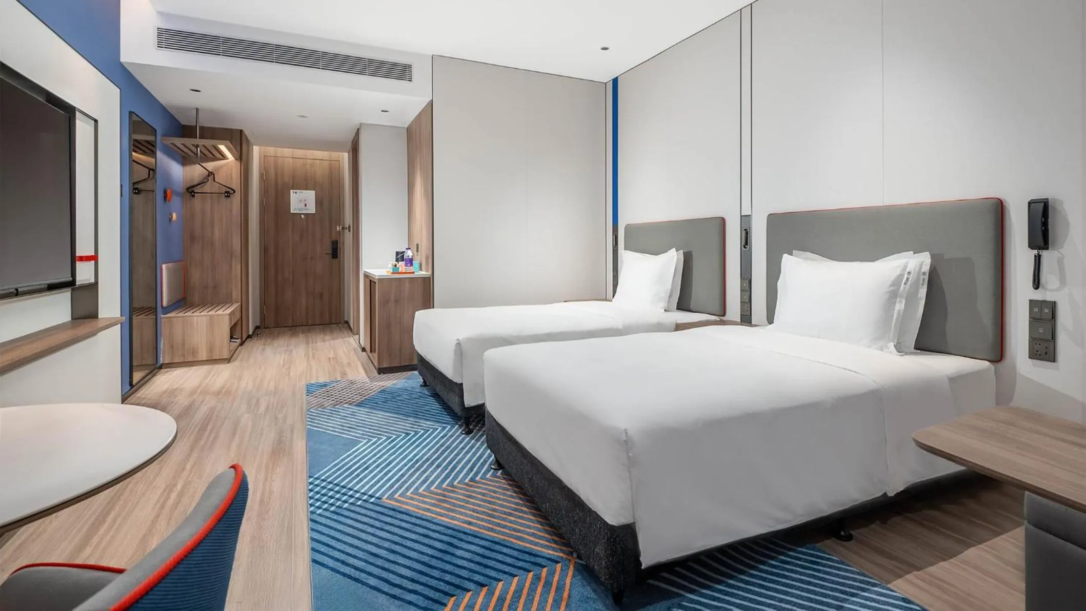 Photo of the whole room, Bed in Holiday Inn Express Foshan Shunde Lecong by IHG