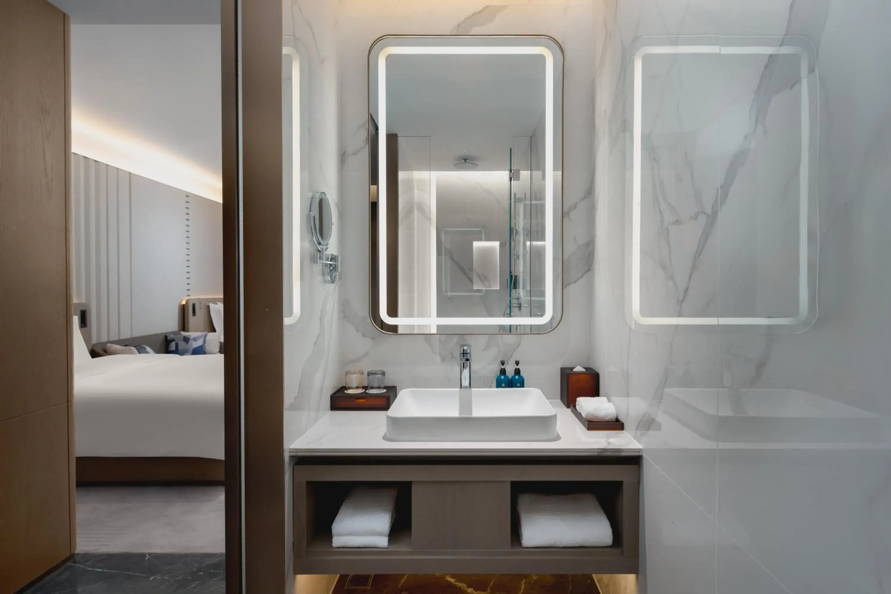 Toilet, Bed in Crowne Plaza Kunshan East by IHG Toilet, Bed in Crowne Plaza Kunshan East by IHG