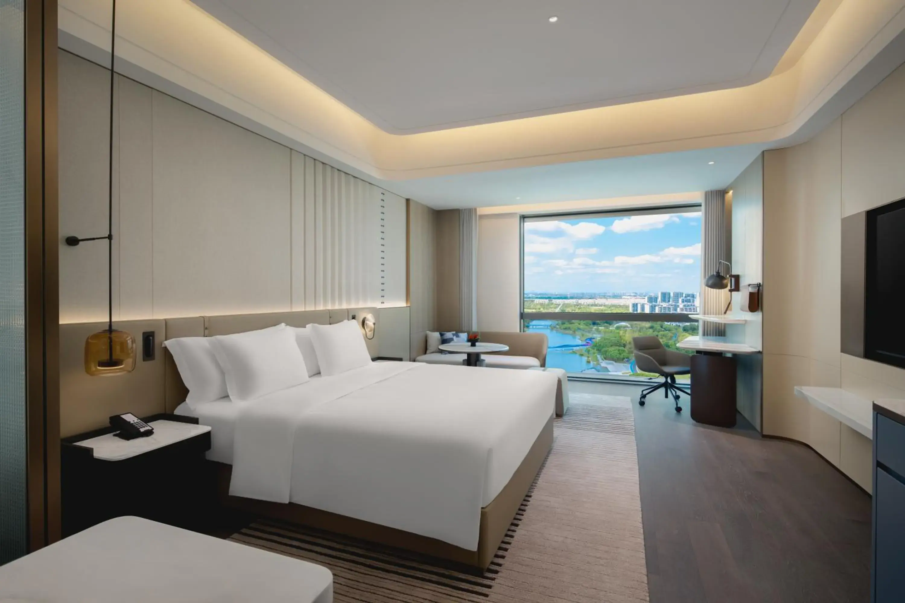 Standard King Room with River View in Crowne Plaza Kunshan East by IHG Standard King Room with River View in Crowne Plaza Kunshan East by IHG