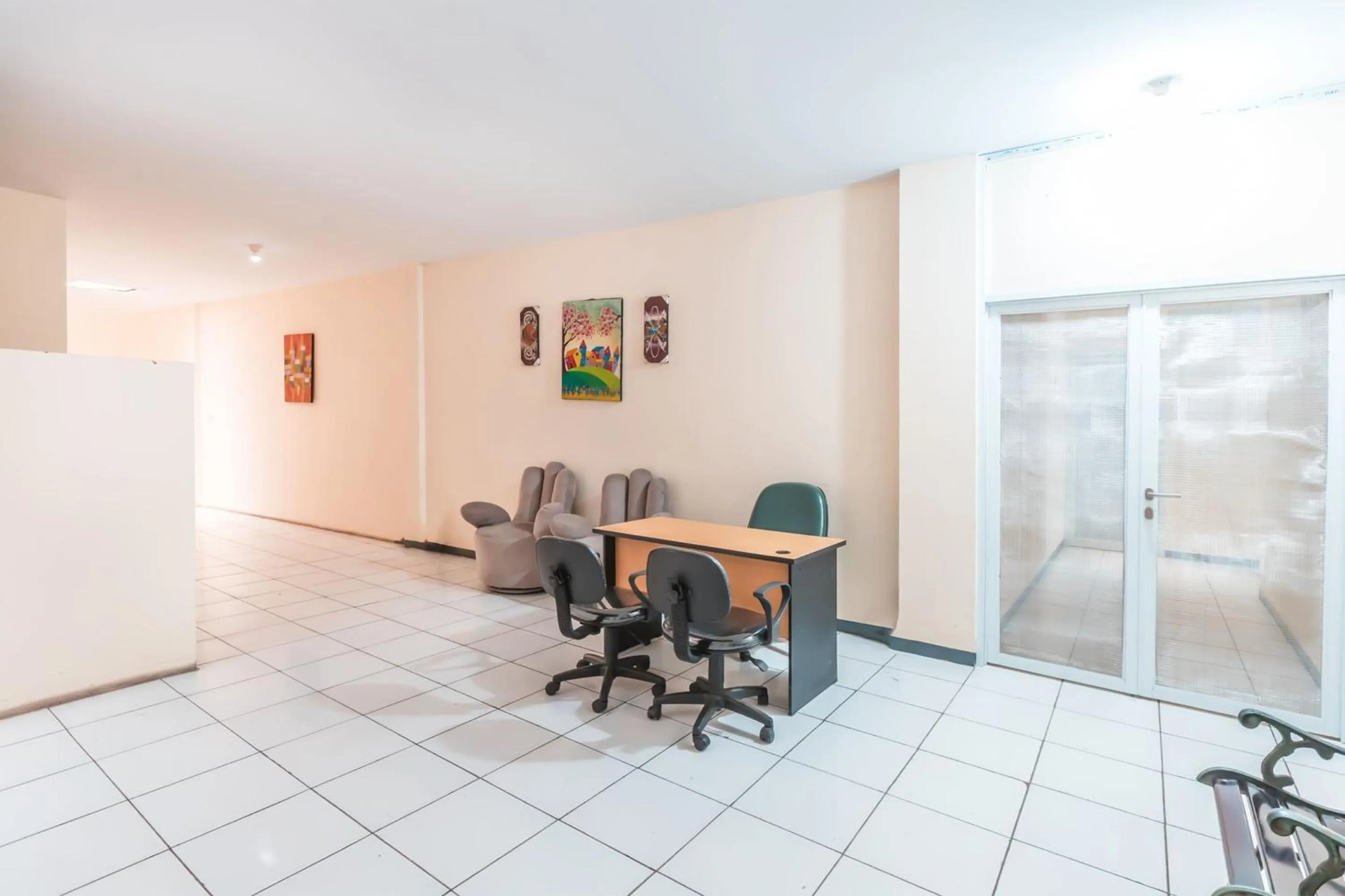 Lobby or reception in Hotel O J&b Room Pramuka