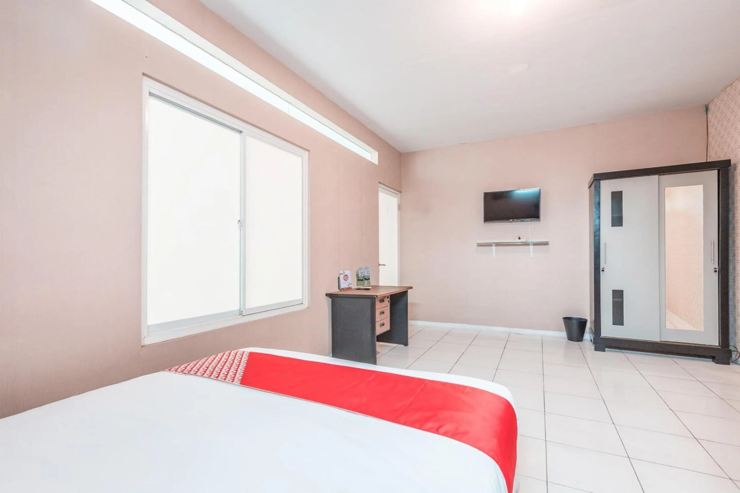 Bedroom, Bed in Hotel O J&b Room Pramuka