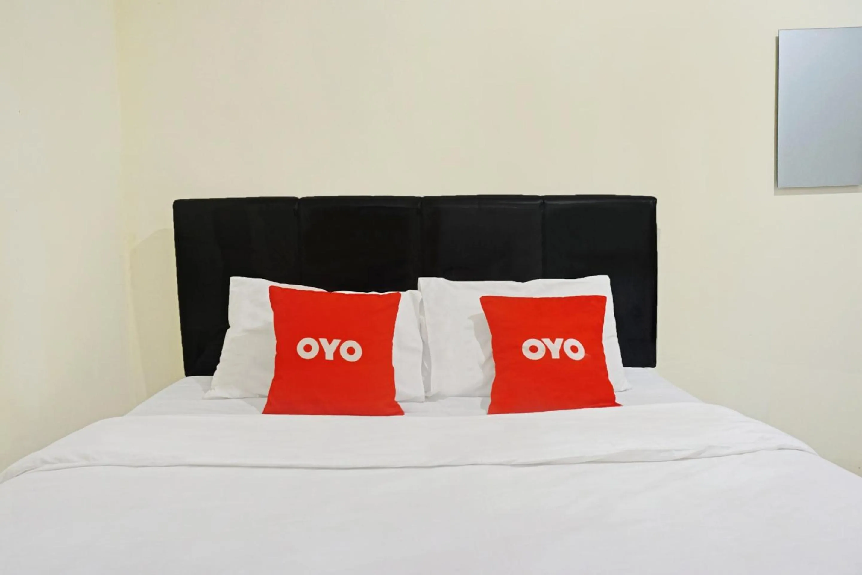 Bedroom, Bed in Hotel O J&b Room Pramuka