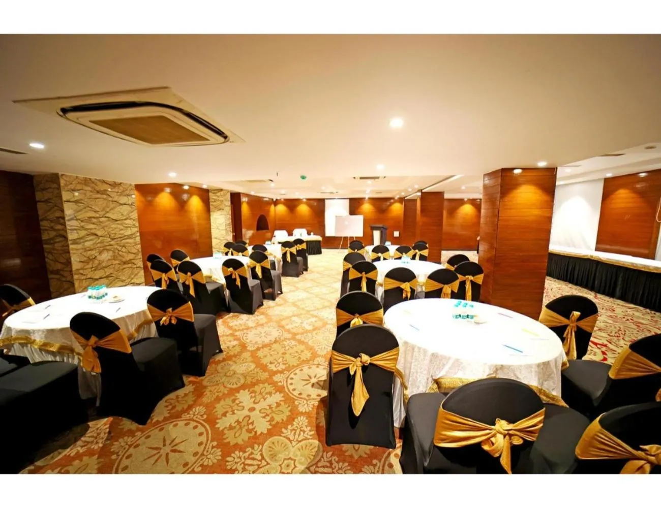 Restaurant/places to eat in The Red Velvet Hotel Samarpan, Patna