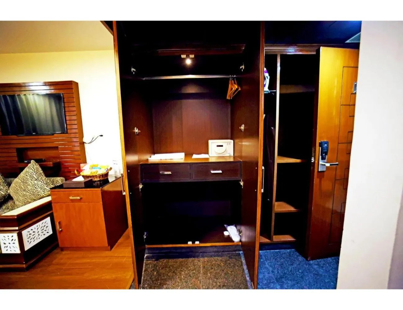 Bed in The Red Velvet Hotel Samarpan, Patna