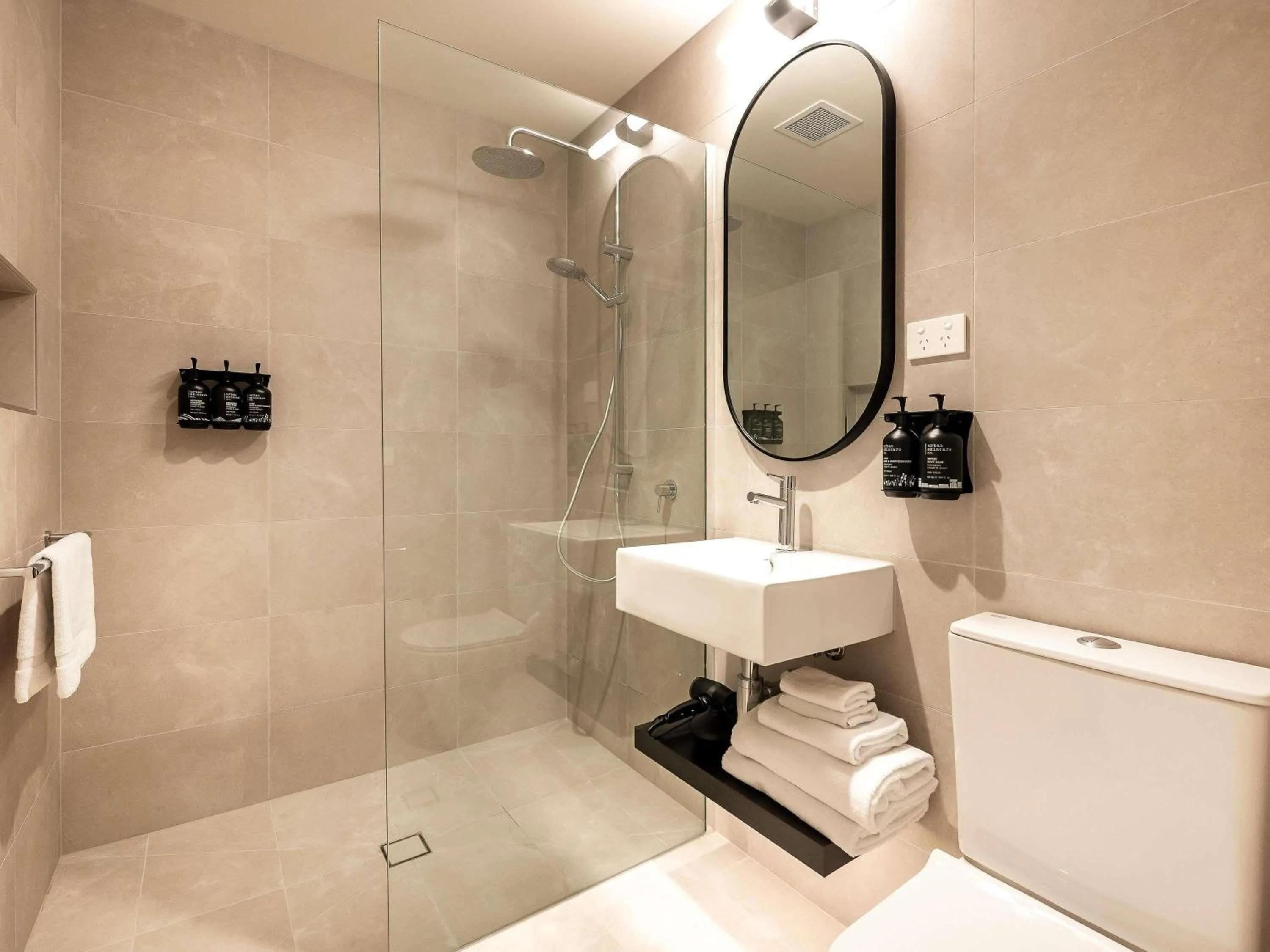 Bedroom in Mantra Shepparton