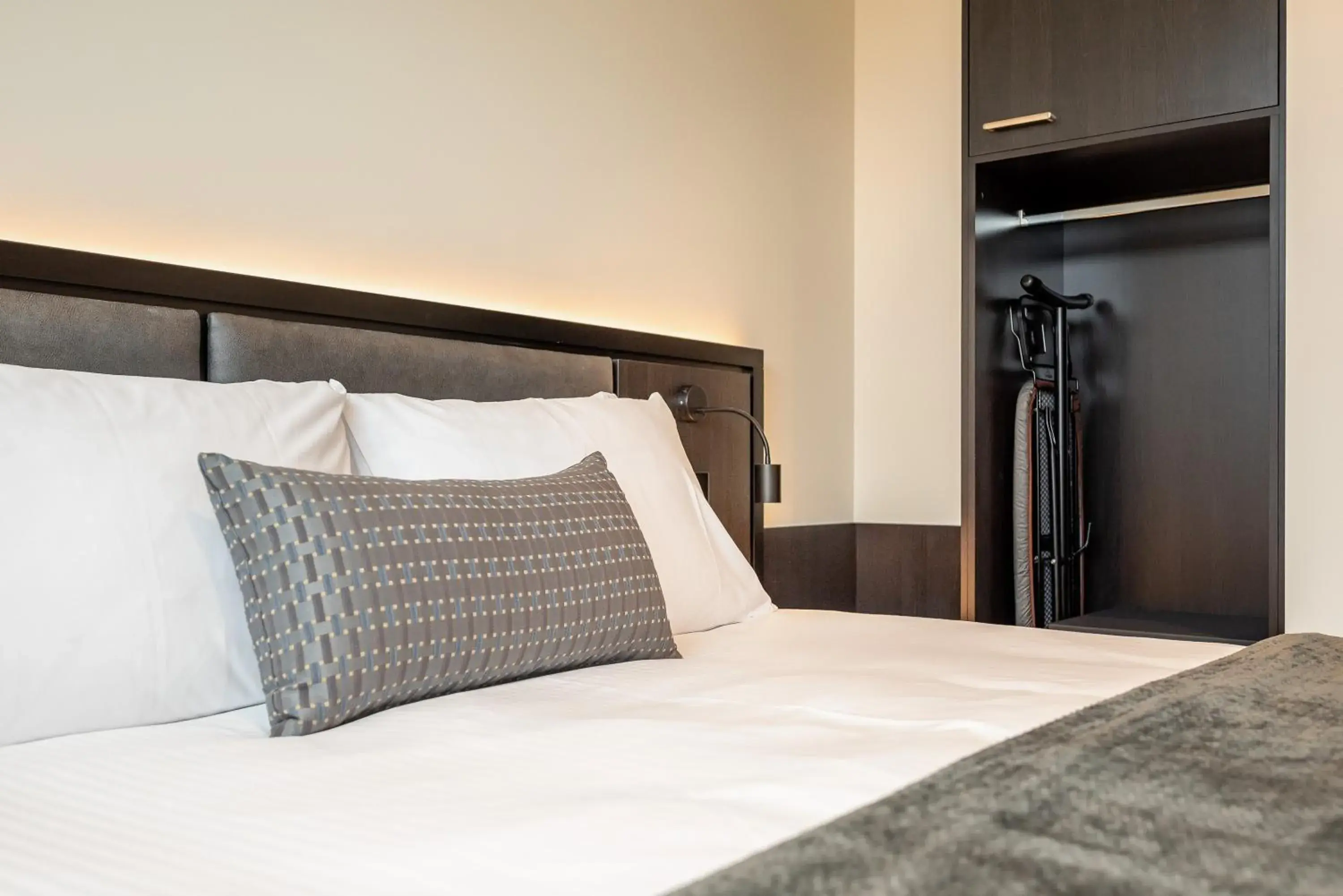 Bedroom, Bed in Mantra Shepparton Bedroom, Bed in Mantra Shepparton