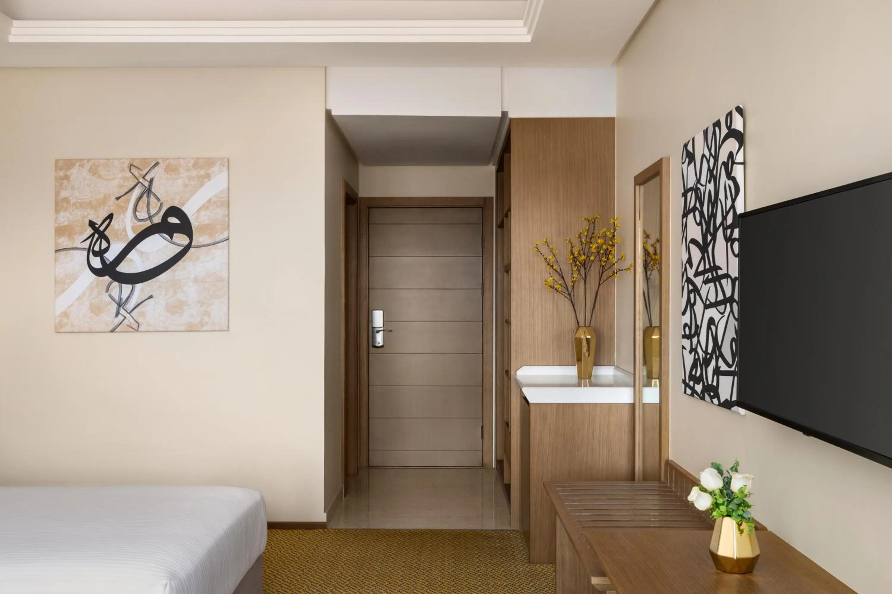 Facade/entrance, Bed in Mercure Muscat