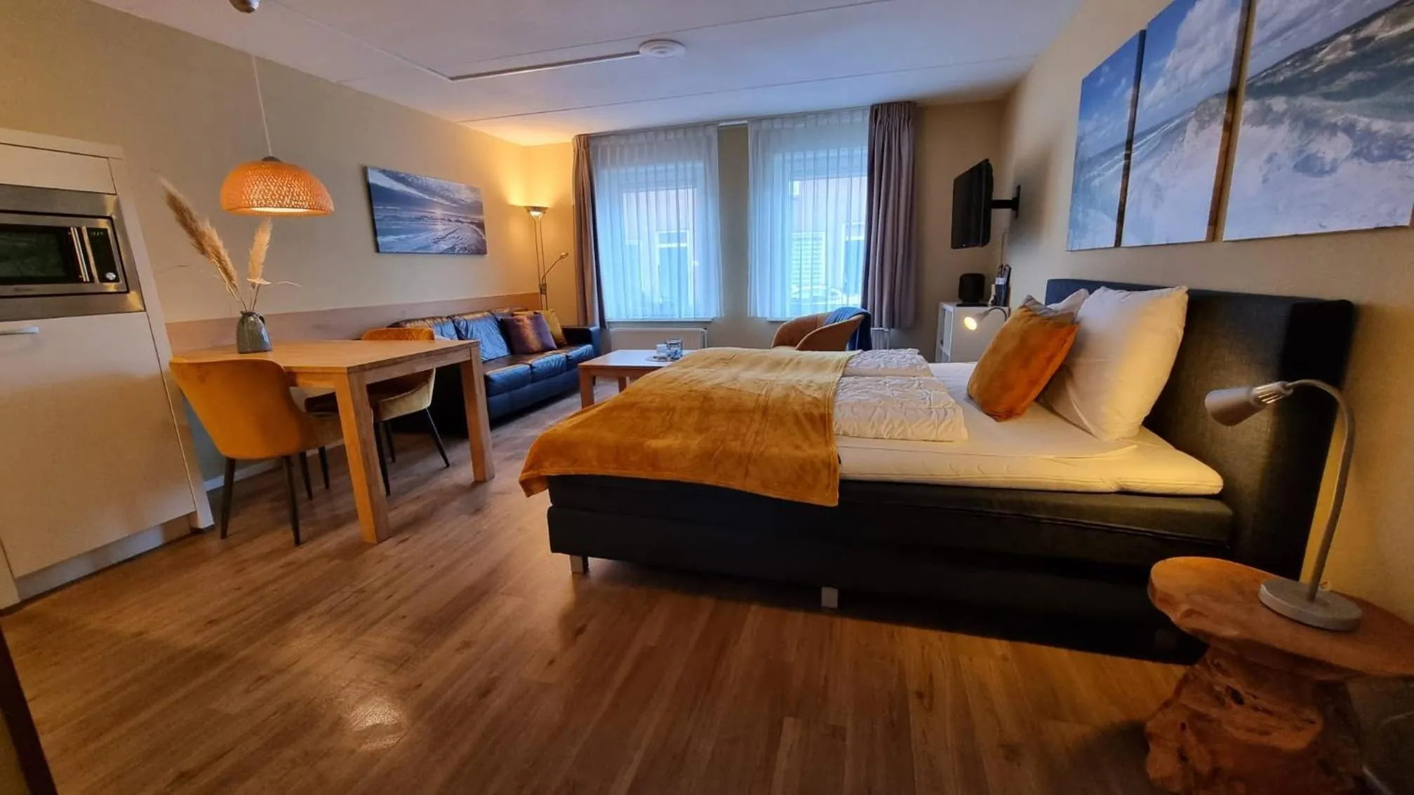 Property building, Bed in Apartments Four Seasons Zuiderstraat
