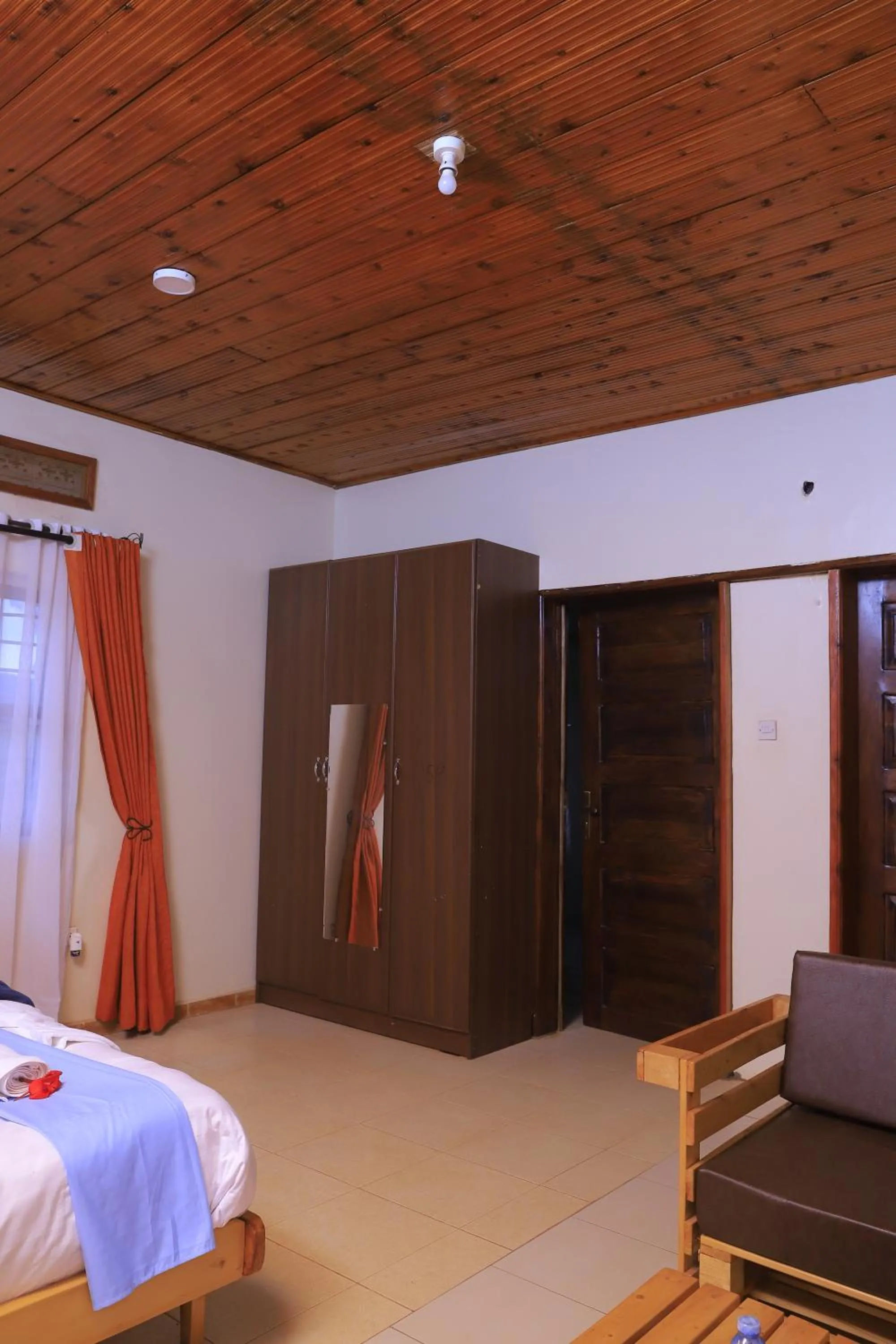 wardrobe, Bed in Hakyiri B&B